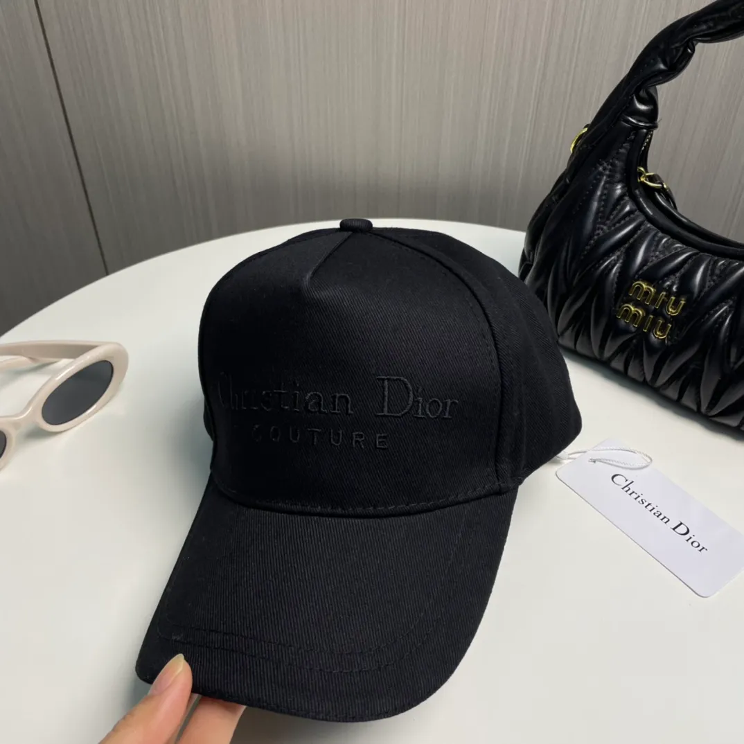 P66 💛 Comes with dust bag [DIOR Dior] New counter synchronous embroidery simple baseball cap, hot style, synchronized with big brands, super easy to match, shipped!