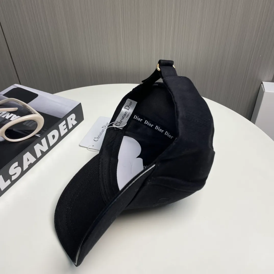 P66 💛 Comes with dust bag [DIOR Dior] New counter synchronous embroidery simple baseball cap, hot style, synchronized with big brands, super easy to match, shipped!