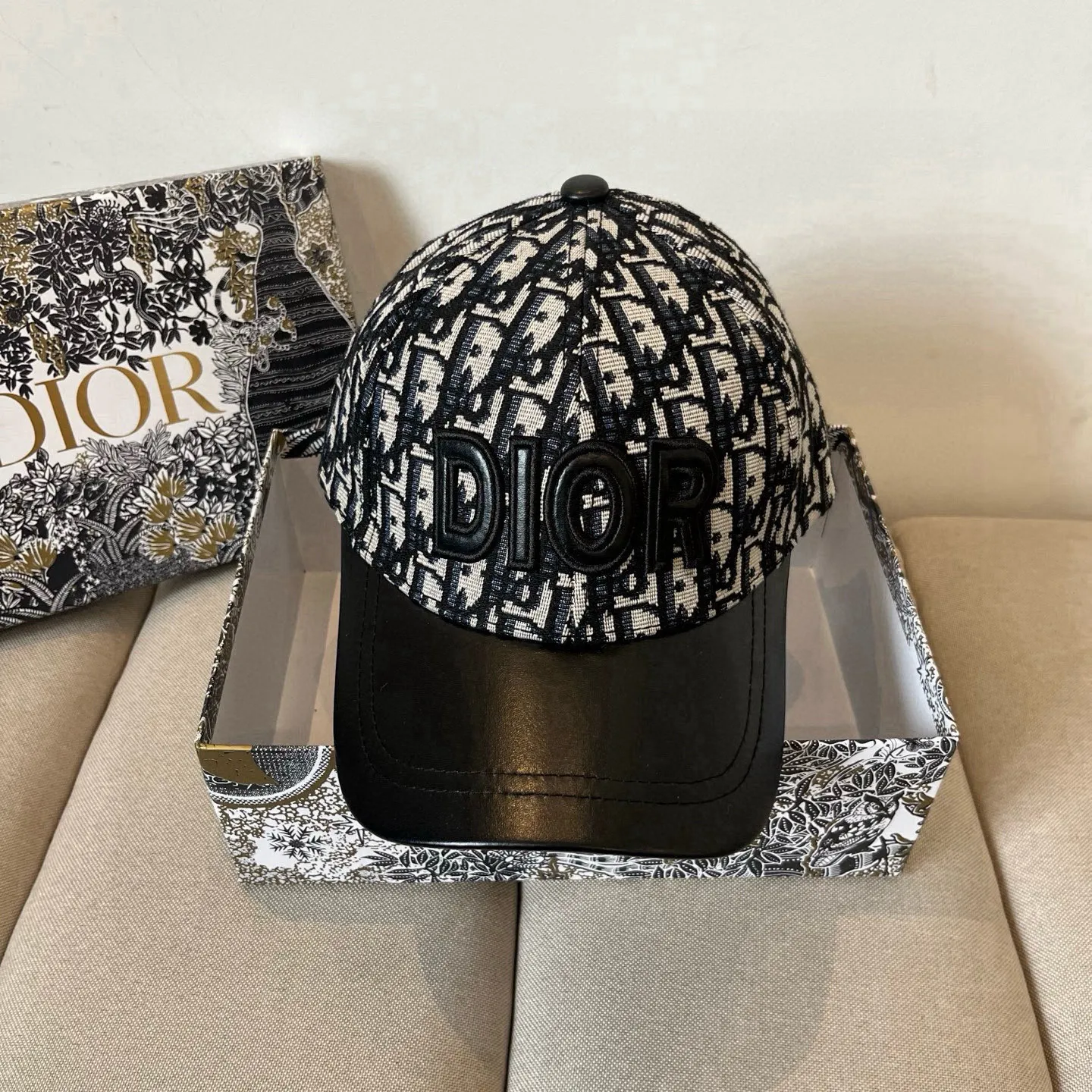 P60 [DIOR Dior] new popular simple baseball cap 🧢, new model shipped, big brand style is super easy to match, hurry up and get it!