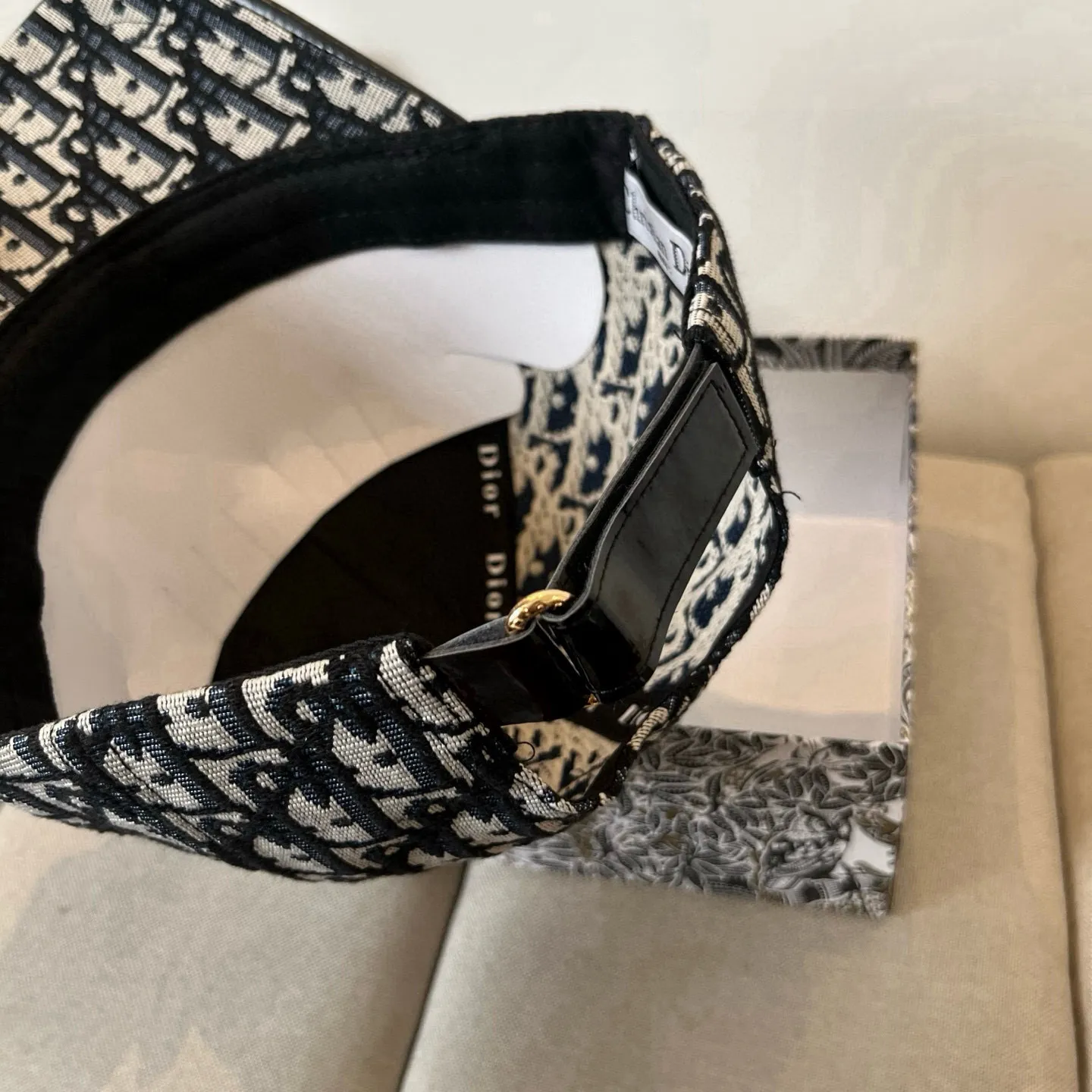 P60 [DIOR Dior] new popular simple baseball cap 🧢, new model shipped, big brand style is super easy to match, hurry up and get it!