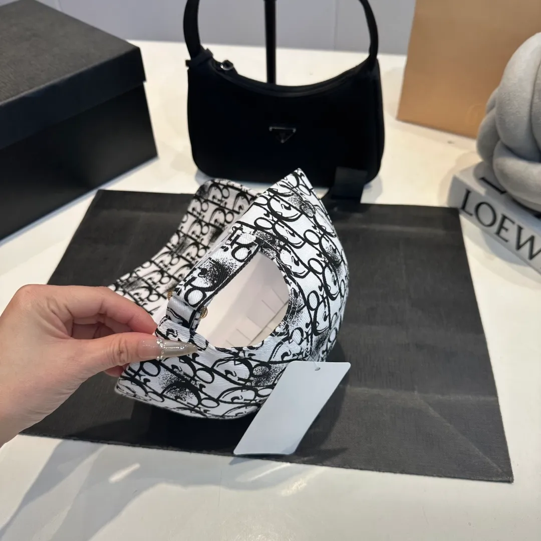 P56 DIOR Dior's new popular simple baseball cap 🧢, new model shipped, big brand style is super easy to match, hurry up and get it!