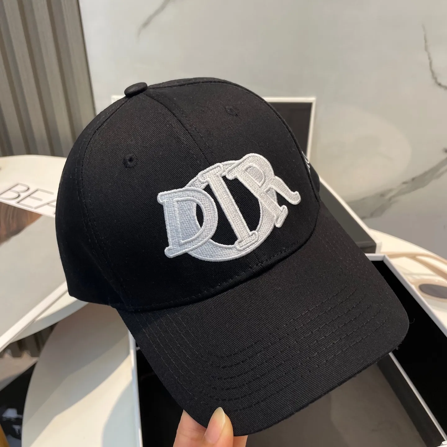 P76 💛 Comes with dust bag Dior’s new volume embroidered baseball cap 🧢 New model shipped, big brand style is super easy to match, hurry up and get it!