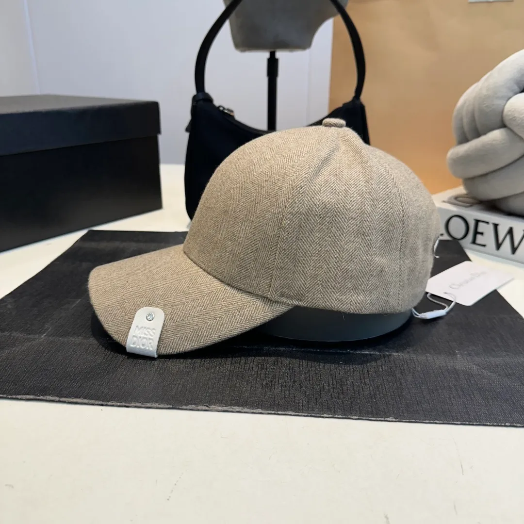 P70 DIOR Dior's new popular simple baseball cap 🧢, new model shipped, big brand style is super easy to match, hurry up and get it!