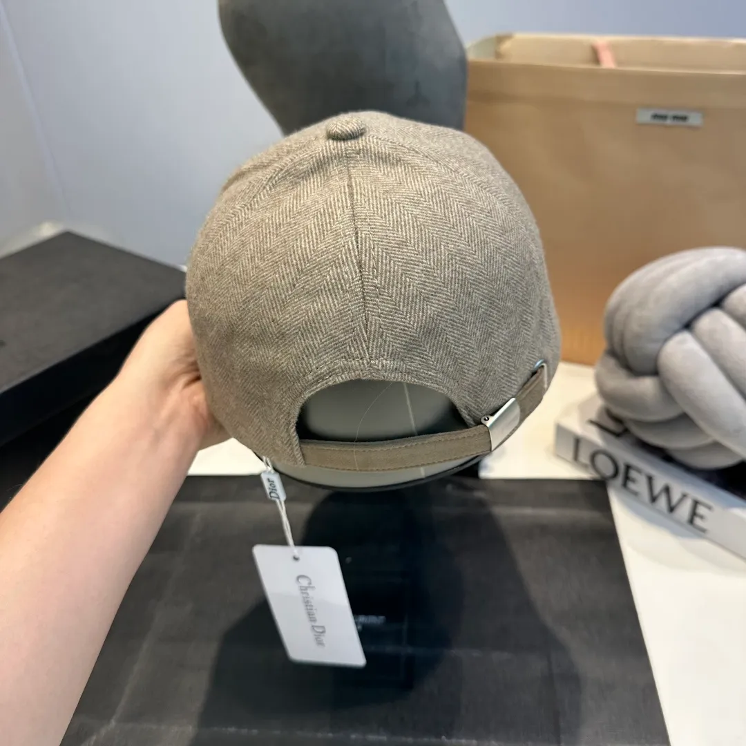 P70 DIOR Dior's new popular simple baseball cap 🧢, new model shipped, big brand style is super easy to match, hurry up and get it!