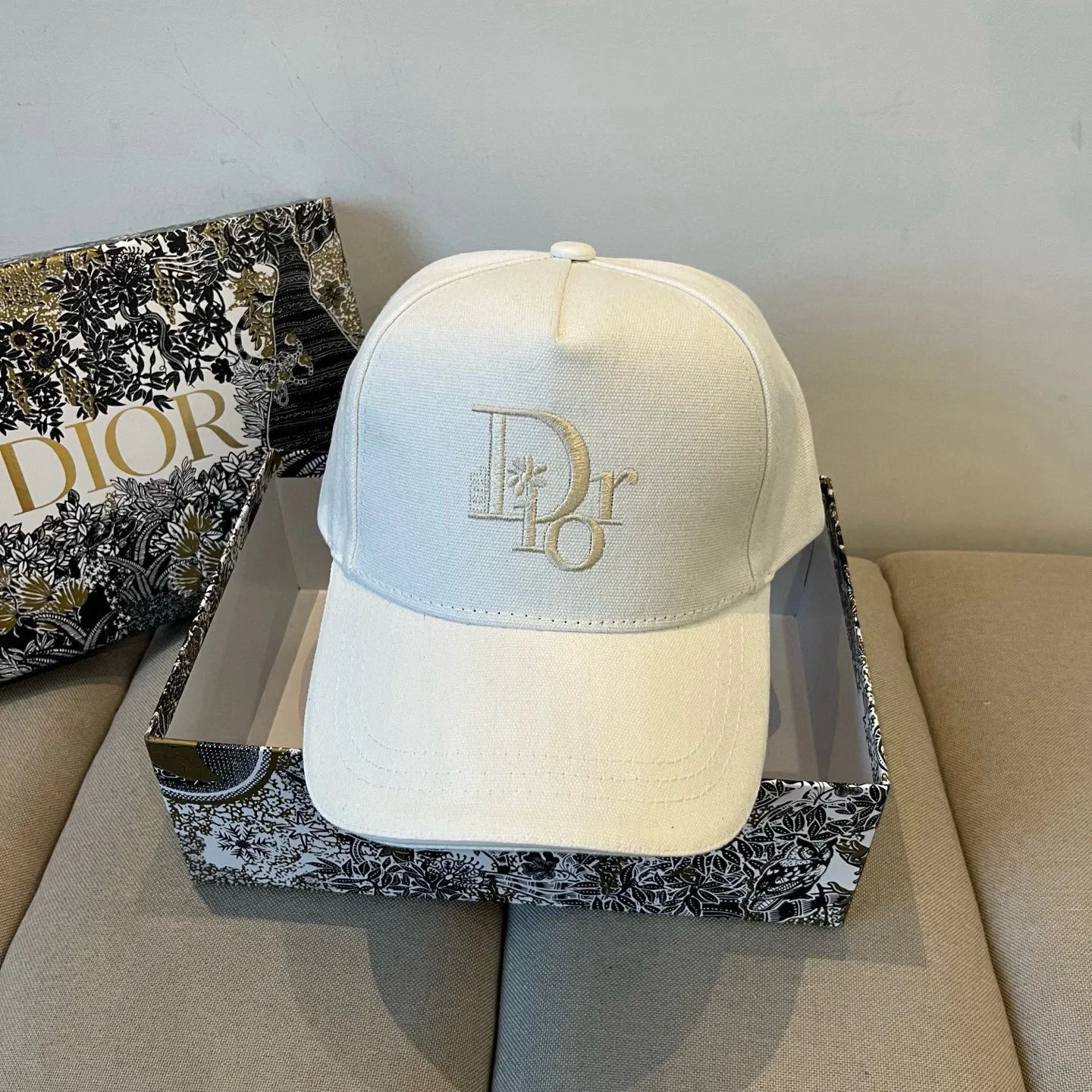 P60 [DIOR Dior] new popular simple baseball cap 🧢, new model shipped, big brand style is super easy to match, hurry up and get it!