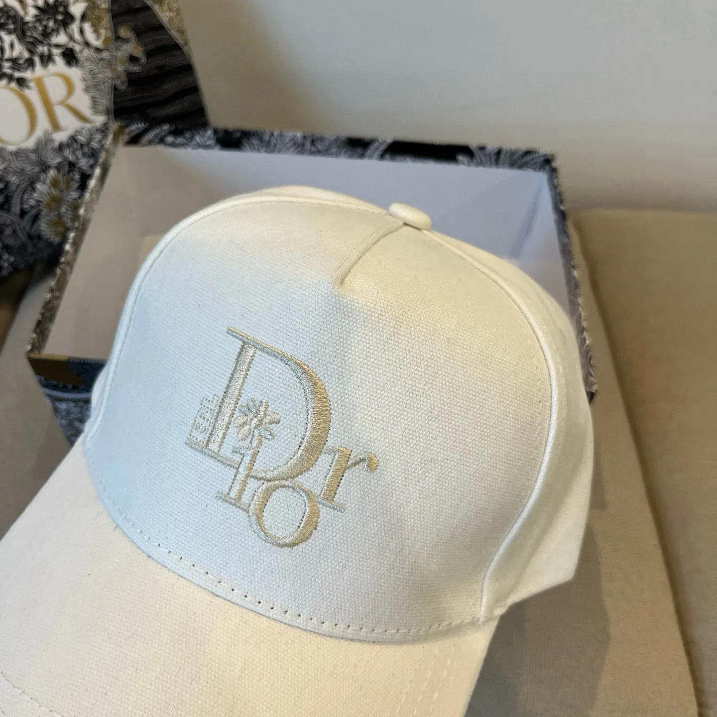 P60 [DIOR Dior] new popular simple baseball cap 🧢, new model shipped, big brand style is super easy to match, hurry up and get it!