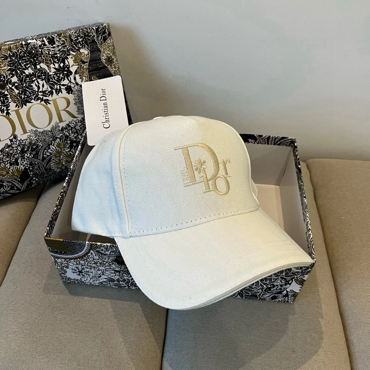 P60 [DIOR Dior] new popular simple baseball cap 🧢, new model shipped, big brand style is super easy to match, hurry up and get it!