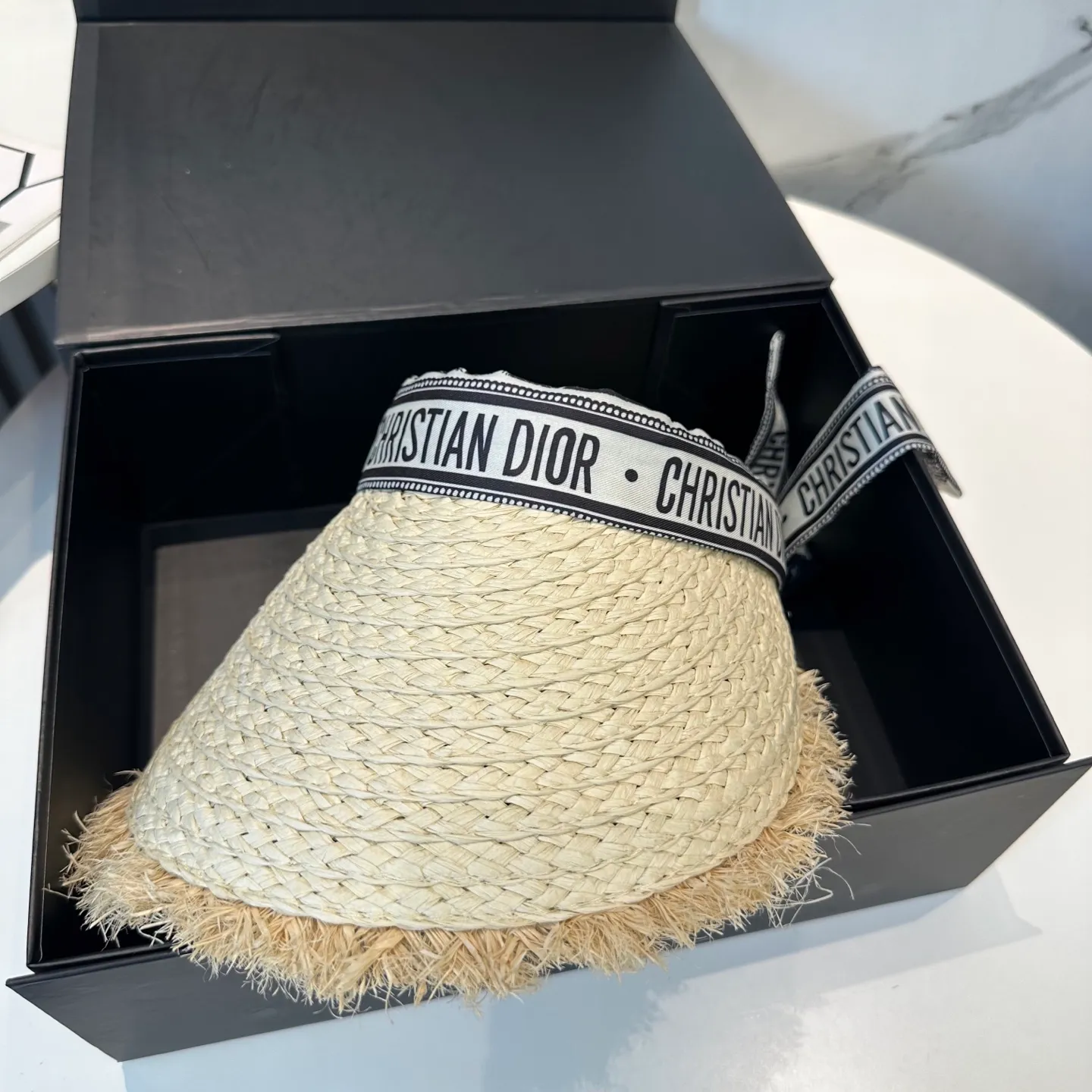 P66 Dior empty top hat, advanced customization, celebrity style, attention to detail, sun protection and UV protection in summer, a must-have for travel, versatile and good-looking