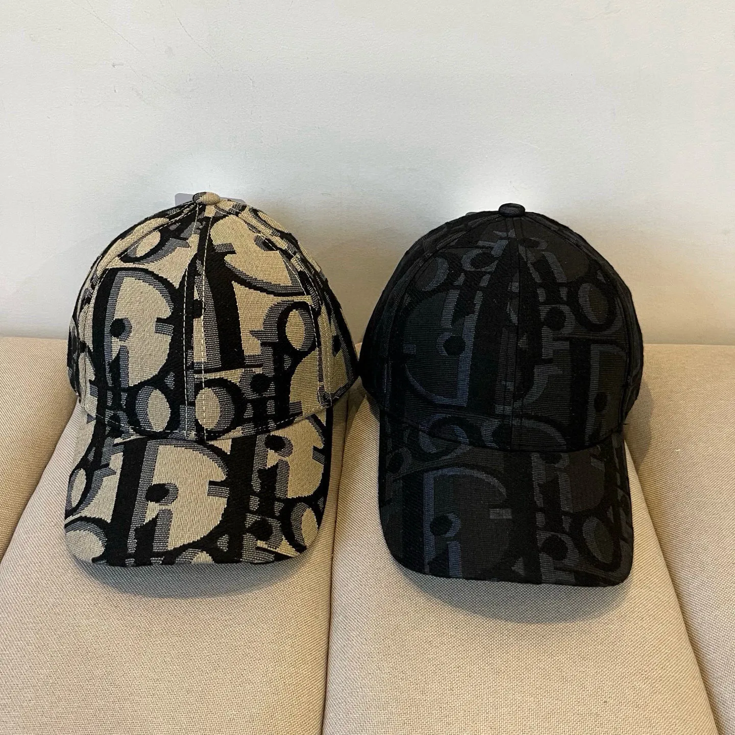 P60 [DIOR Dior] new popular simple baseball cap 🧢, new model shipped, big brand style is super easy to match, hurry up and get it!