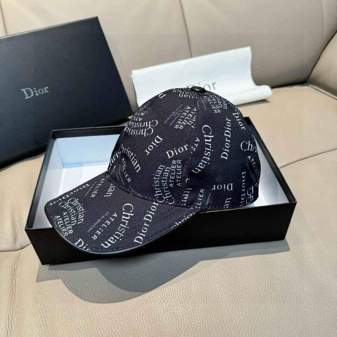 p90, Dior's new original baseball cap, Christian Dior screen printing, full of retro charm, popular out of stock at counters, 1:1 mold customization, original canvas fabric + first-layer cowhide, pure cotton lining, light and breathable! The quality is great, the basic head circumference is 56cm, and the patch is adjustable.