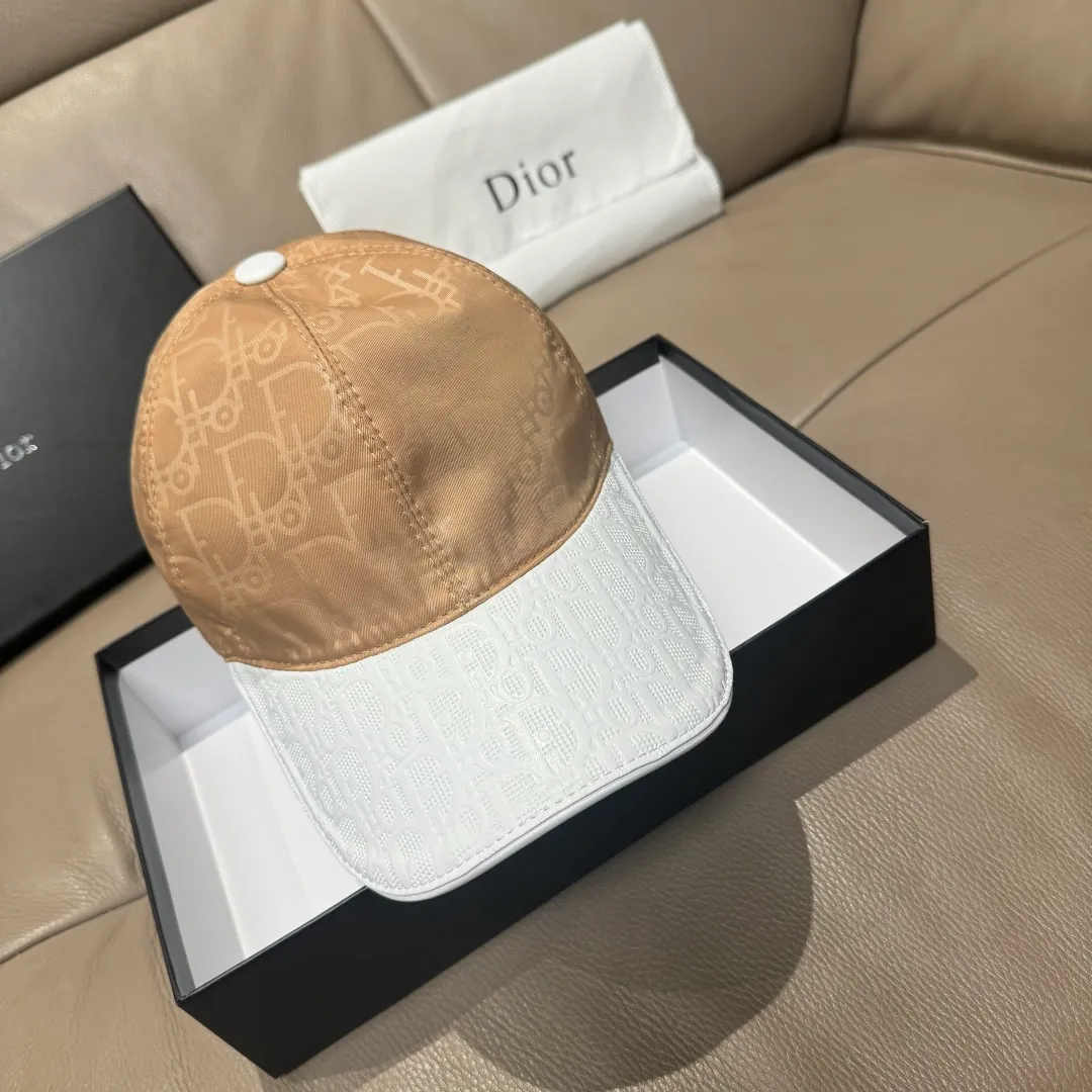P90, Dior's new original baseball cap, Dior presbyopic leather, full of retro charm, 1:1 mold customization, original satin fabric + first-layer cowhide, pure cotton lining, light and breathable! The quality is great, the basic head circumference is 56cm, and the patch is adjustable.