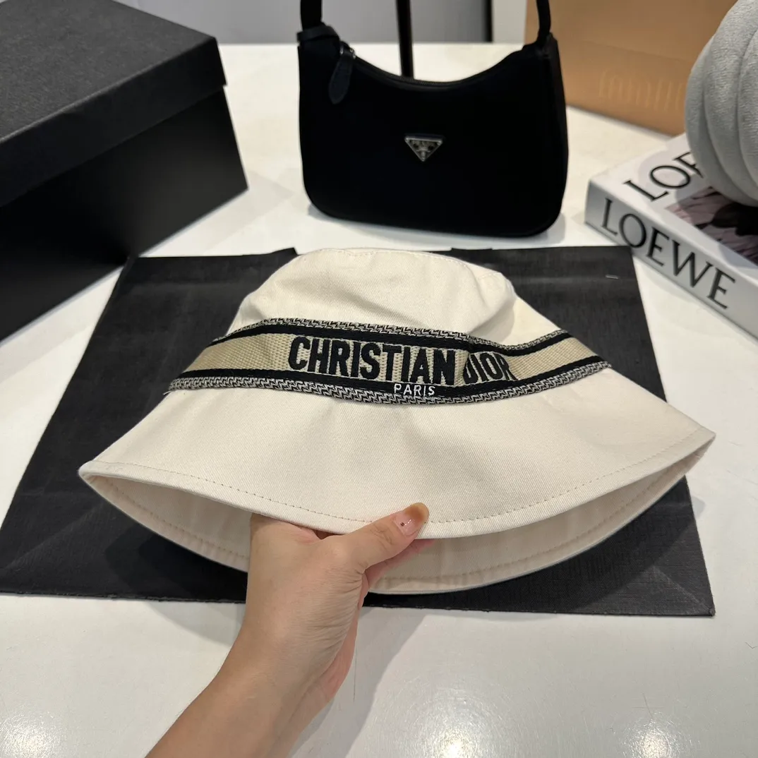 P70 Dior Dior's new original fisherman's hat, exquisite and pure, stylish and stylish, cool and fashionable, out of stock at the counter, popular, great quality