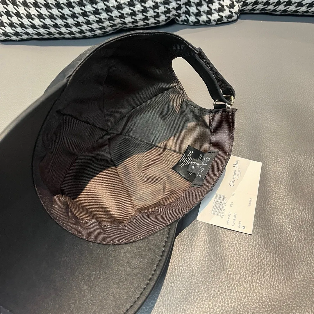 P90, Dior's new original baseball cap, Dior presbyopic leather, full of retro charm, 1:1 mold customization, original satin fabric + first-layer cowhide, pure cotton lining, light and breathable! The quality is great, the basic head circumference is 56cm, and the patch is adjustable.