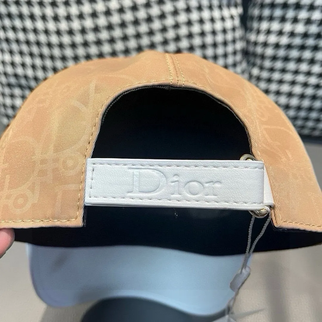P90, Dior's new original baseball cap, Dior presbyopic leather, full of retro charm, 1:1 mold customization, original satin fabric + first-layer cowhide, pure cotton lining, light and breathable! The quality is great, the basic head circumference is 56cm, and the patch is adjustable.