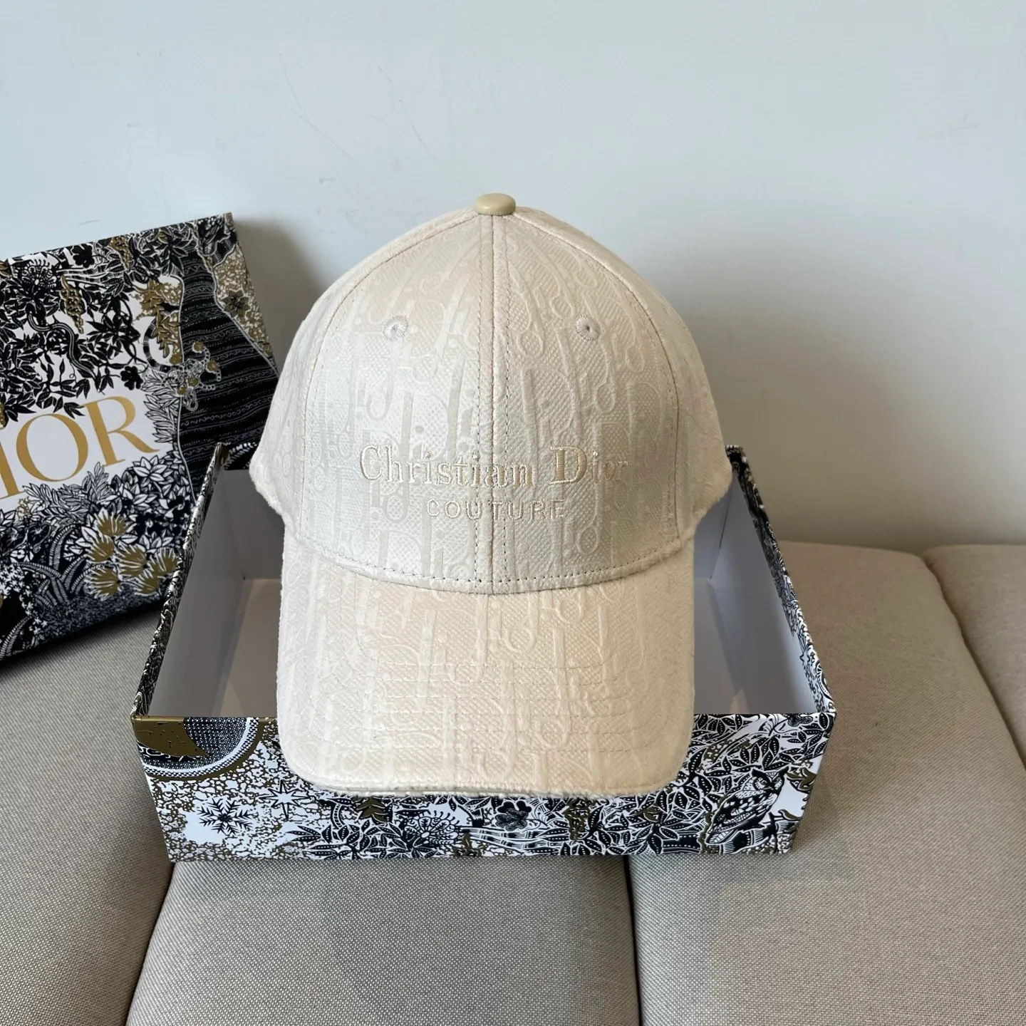 P60 [DIOR Dior] new popular simple baseball cap 🧢, new model shipped, big brand style is super easy to match, hurry up and get it!