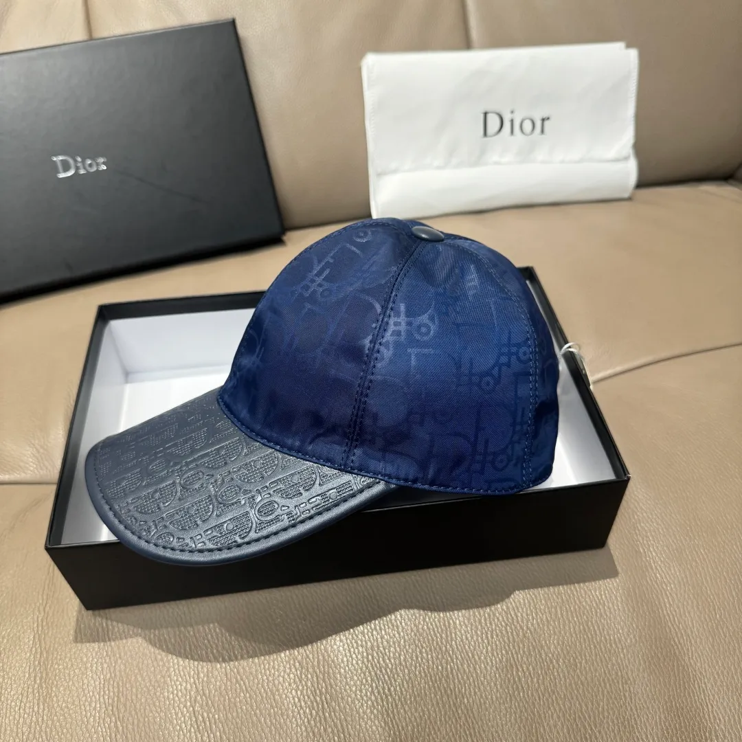 P90, Dior's new original baseball cap, Dior presbyopic leather, full of retro charm, 1:1 mold customization, original satin fabric + first-layer cowhide, pure cotton lining, light and breathable! The quality is great, the basic head circumference is 56cm, and the patch is adjustable.