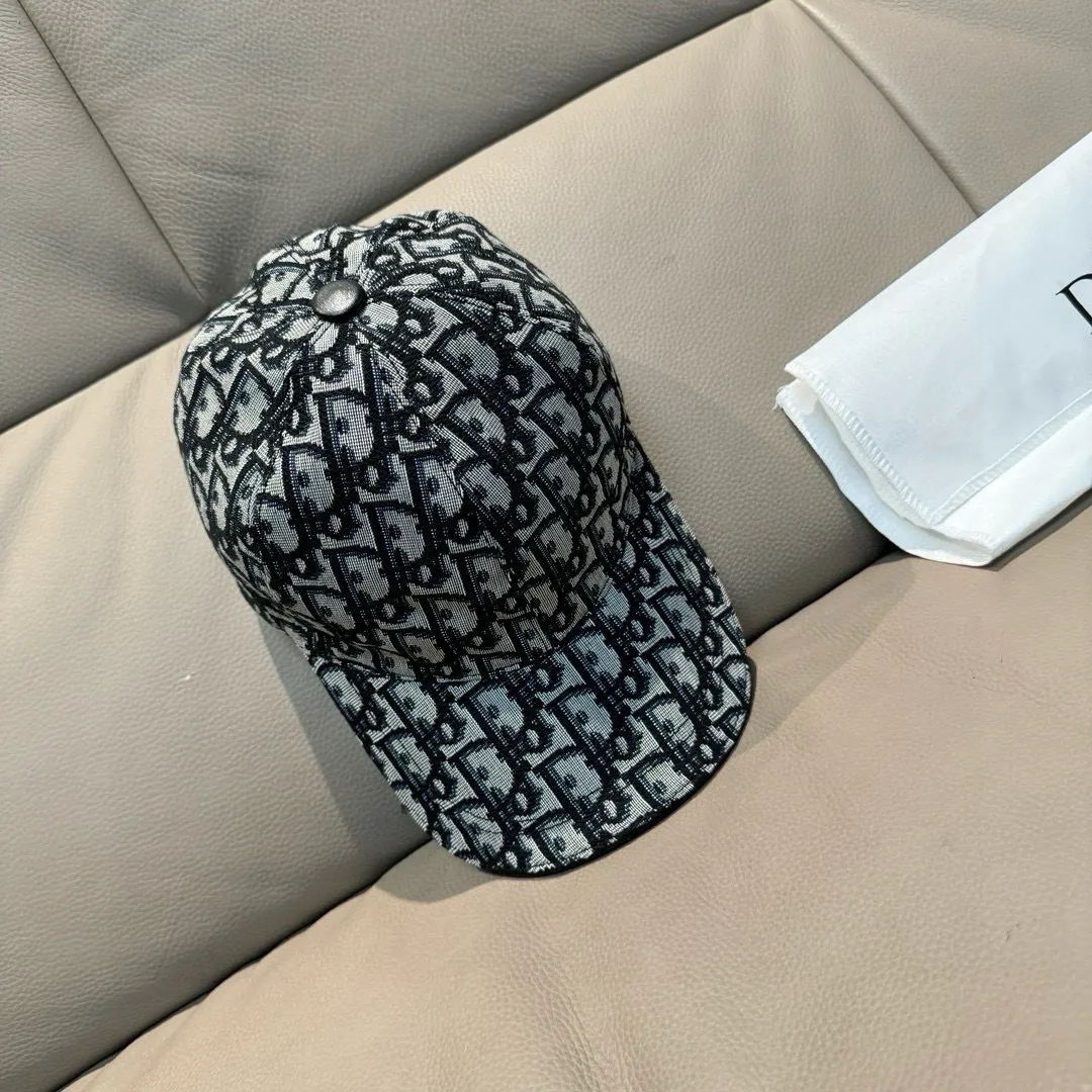 p90, Dior's new original baseball cap, Dior presbyopia, full of retro charm, popular out of stock at counters, 1:1 mold customization, original canvas fabric + first-layer cowhide, pure cotton lining, light and breathable! The quality is great, the basic head circumference is 56cm, and the patch is adjustable.