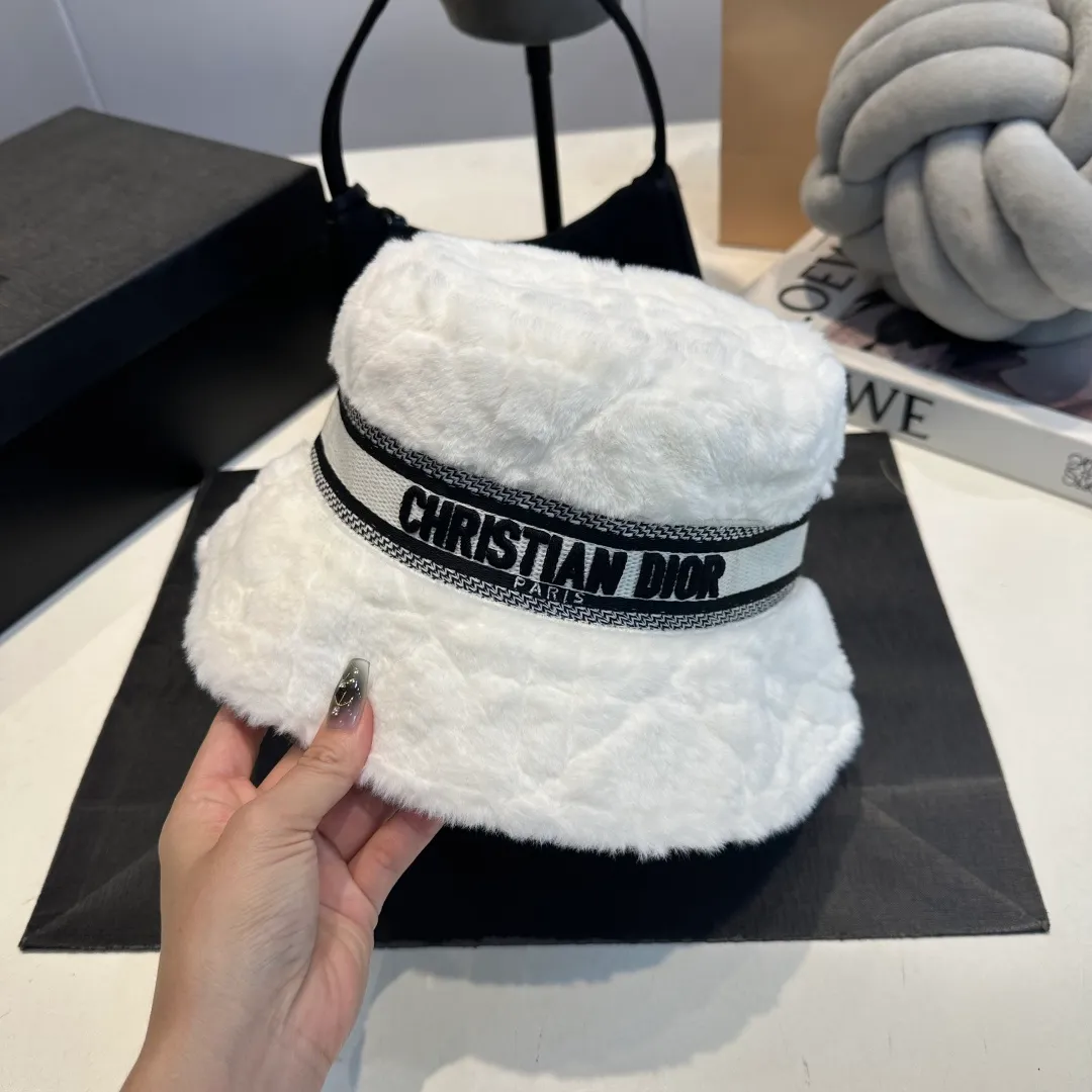 P70 Dior's new fisherman's hat with lettering and webbing. Super socialite. The deeper hat shape makes it more elegant. This season's hot item! Material: 100% cotton Head circumference: 57cm