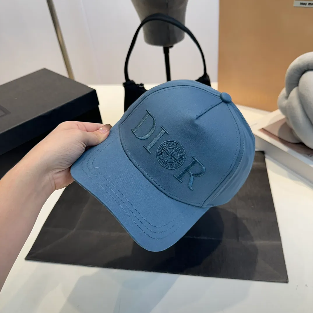 P56 DIOR Dior co-branded new counter synchronously embroidered simple baseball cap, hot style, synchronized with big brands, super easy to match, shipped!