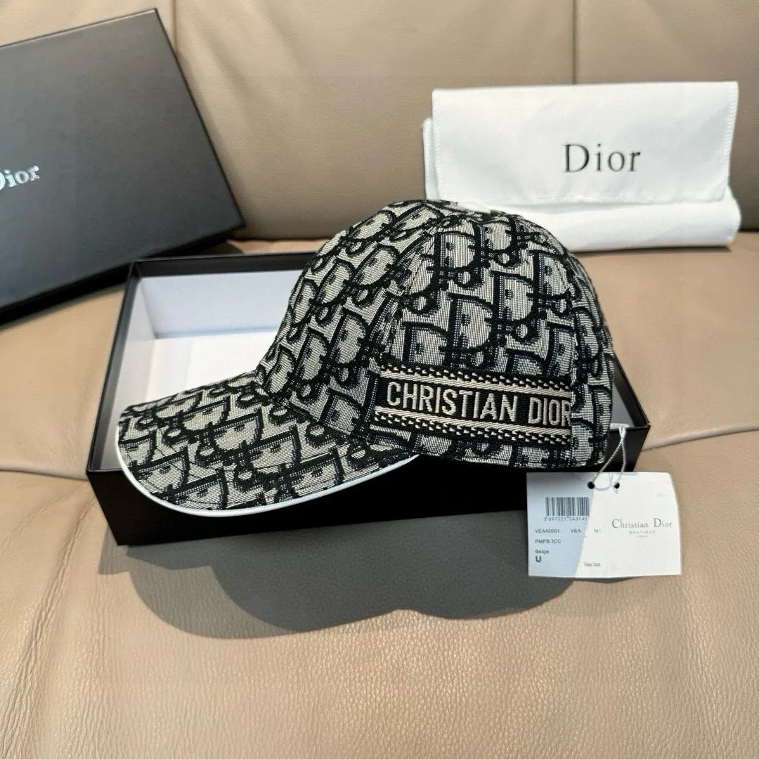 p90, Dior's new original baseball cap, Dior presbyopia, full of retro charm, popular out of stock at counters, 1:1 mold customization, original canvas fabric + first-layer cowhide, pure cotton lining, light and breathable! The quality is great, the basic head circumference is 56cm, and the patch is adjustable.
