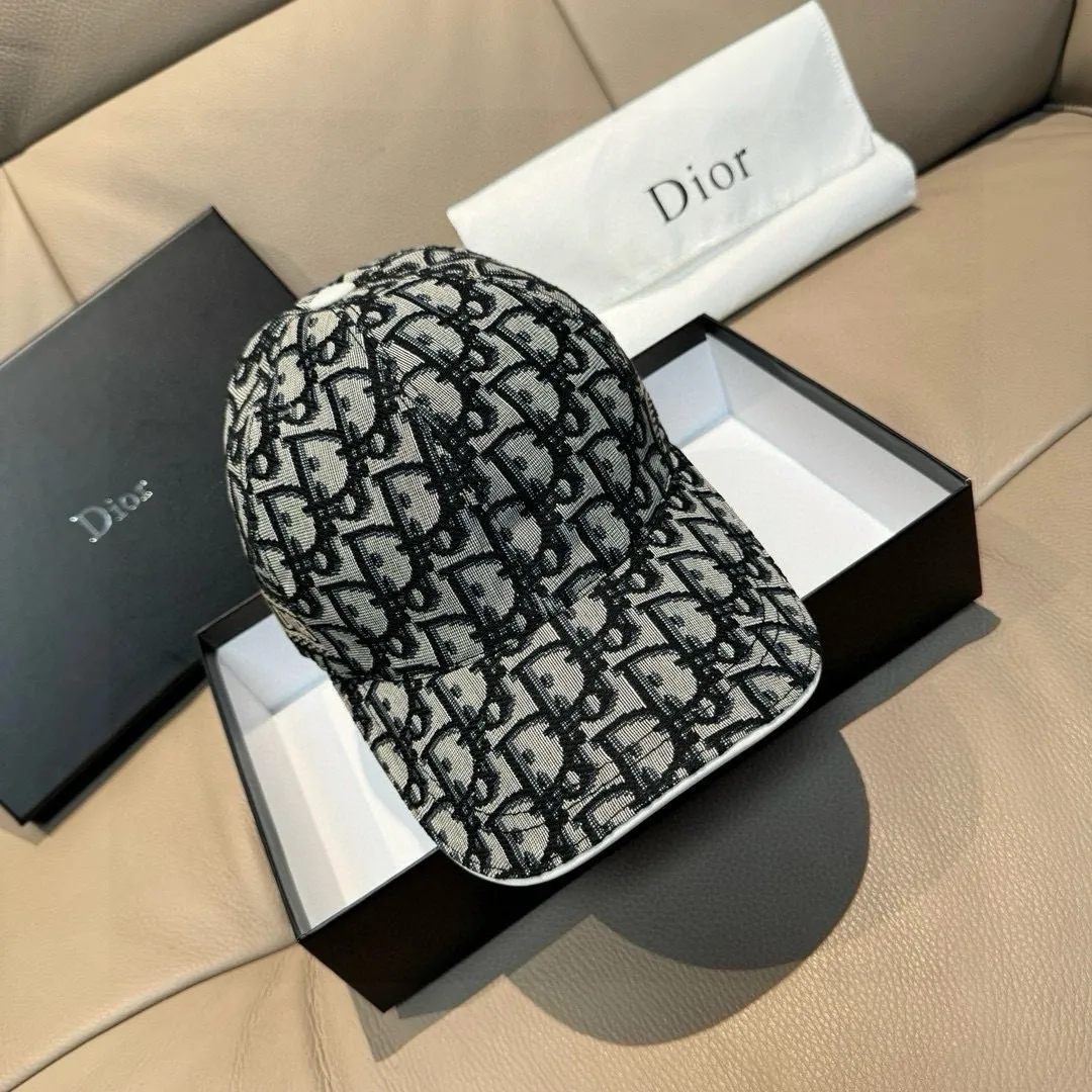 p90, Dior's new original baseball cap, Dior presbyopia, full of retro charm, popular out of stock at counters, 1:1 mold customization, original canvas fabric + first-layer cowhide, pure cotton lining, light and breathable! The quality is great, the basic head circumference is 56cm, and the patch is adjustable.