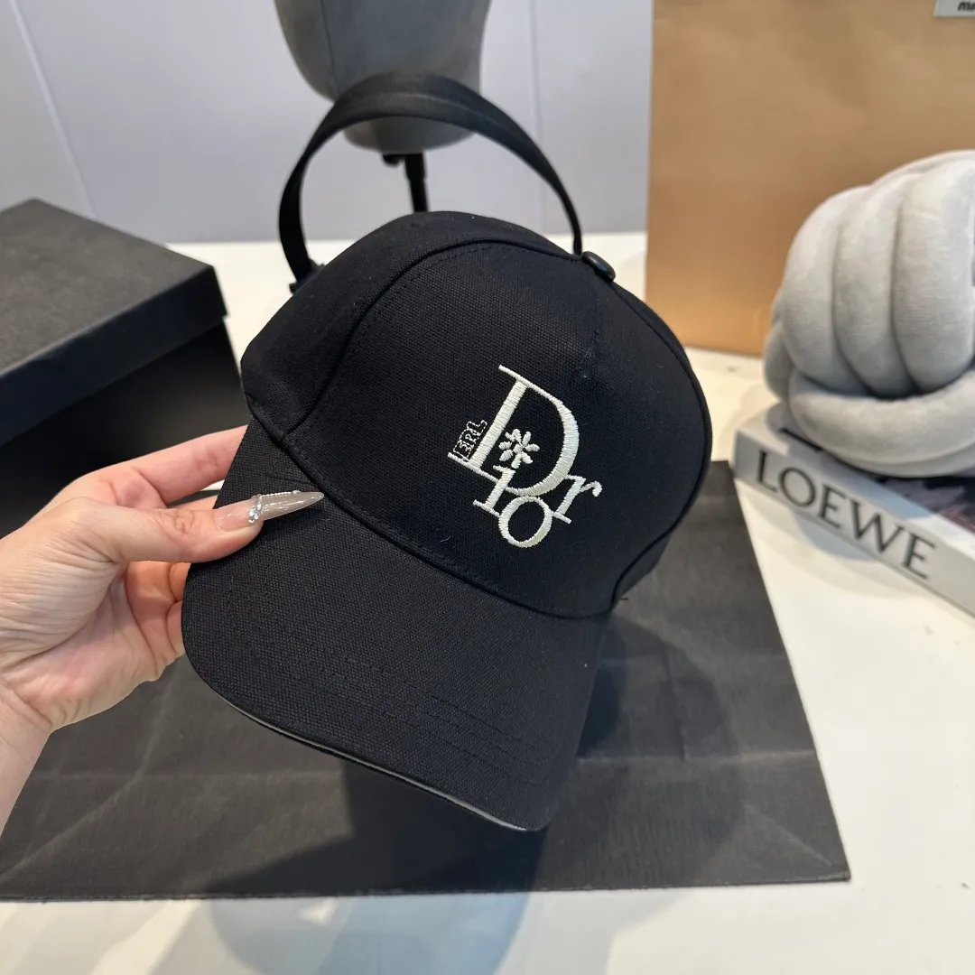 P60 DIOR Dior's new popular simple baseball cap 🧢, new model shipped, big brand style is super easy to match, hurry up and get it!