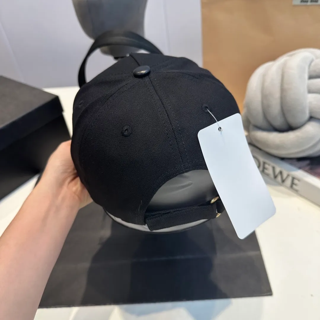 P60 DIOR Dior's new popular simple baseball cap 🧢, new model shipped, big brand style is super easy to match, hurry up and get it!