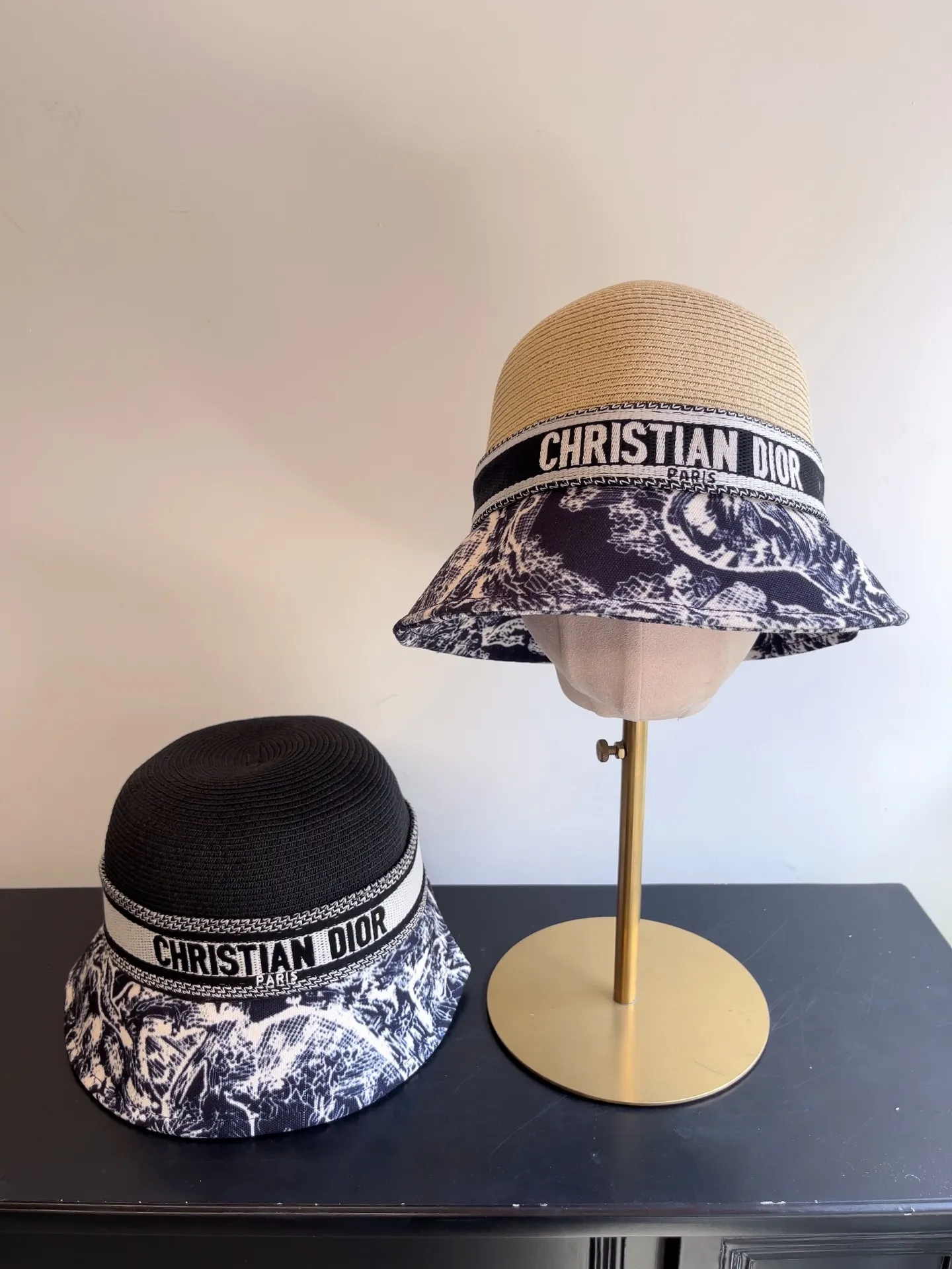 New arrival ꫛꫀꪝ ❥—— 🖤Dior spliced ​​papyrus cloth spliced ​​basin hat ✨Foldable and easy to carry! ⚜️Fashionable sunshade 📣Beige and black 🎊Exclusively available