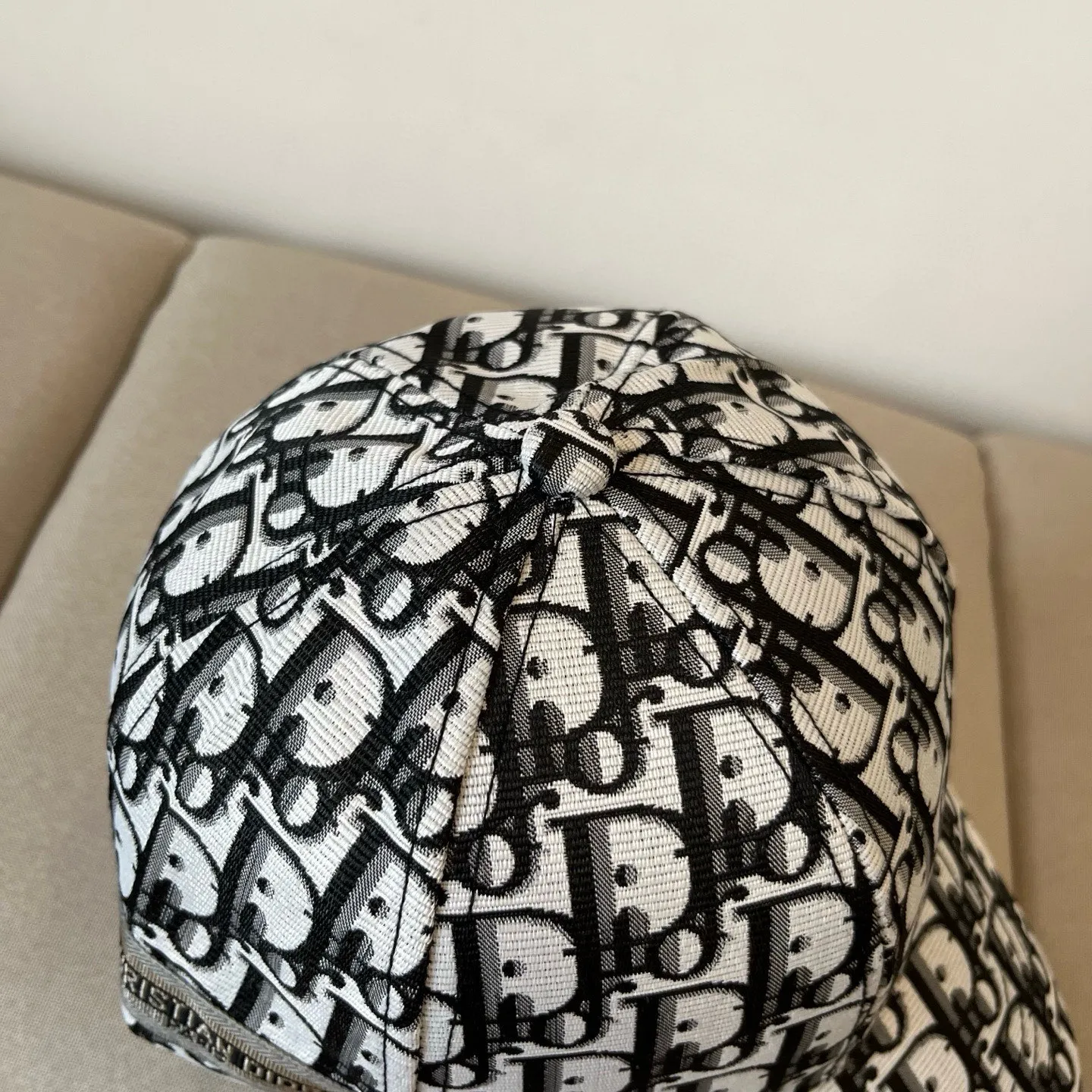 P60 [DIOR Dior] new popular simple baseball cap 🧢, new model shipped, big brand style is super easy to match, hurry up and get it!
