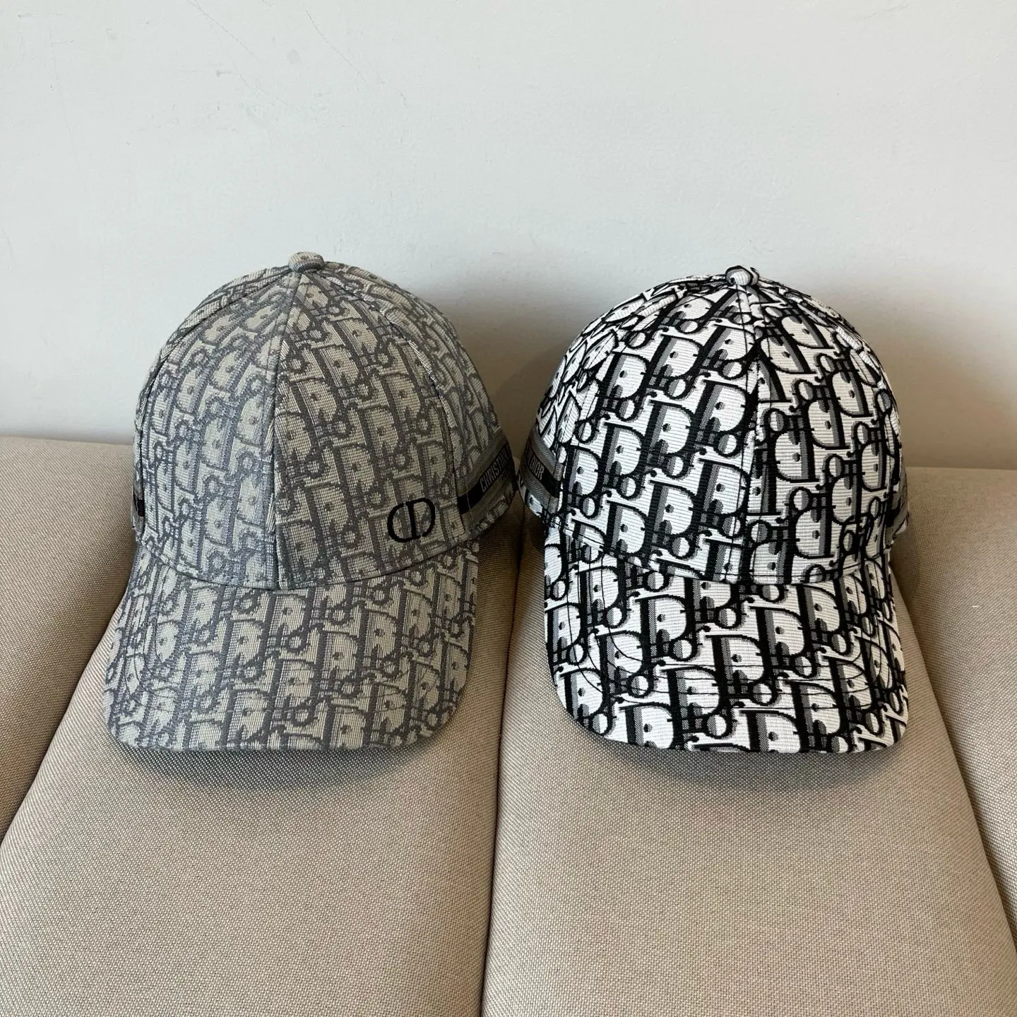 P60 [DIOR Dior] new popular simple baseball cap 🧢, new model shipped, big brand style is super easy to match, hurry up and get it!