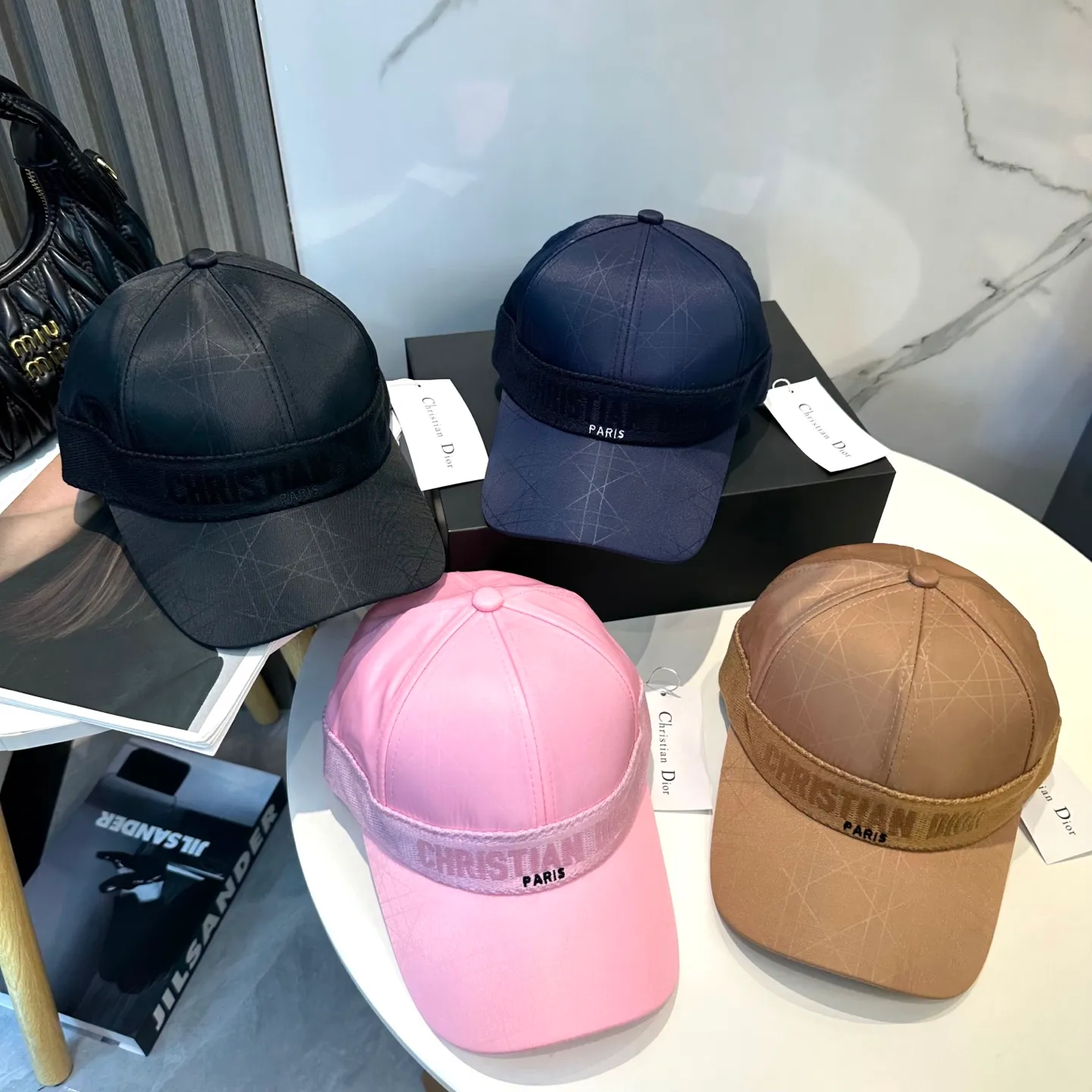 P60 Dior👒 high version web logo baseball cap🧢, super high sun protection index, especially small face, stylish but not soft, can be folded at will, easy to carry🤗