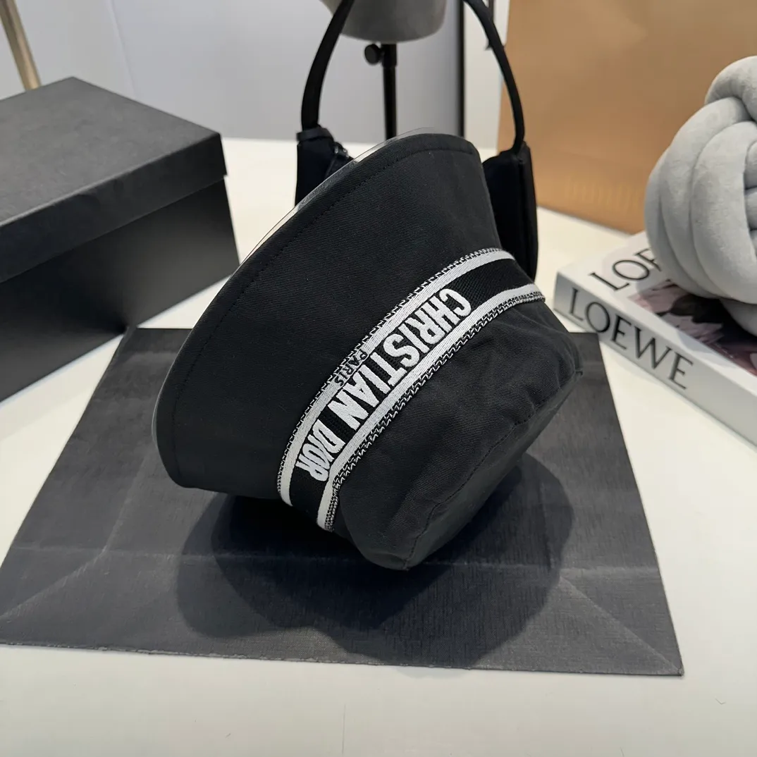 P70 Dior Dior's new original fisherman's hat, exquisite and pure, stylish and stylish, cool and fashionable, out of stock at the counter, popular, great quality