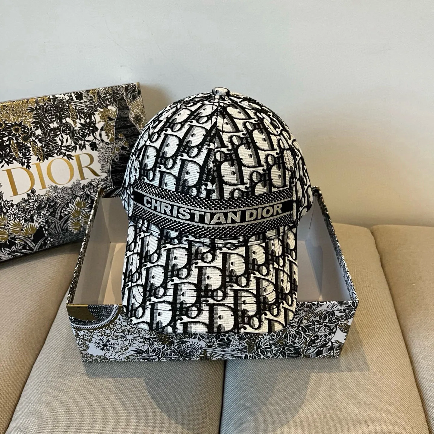 P60 [DIOR Dior] new popular simple baseball cap 🧢, new model shipped, big brand style is super easy to match, hurry up and get it!