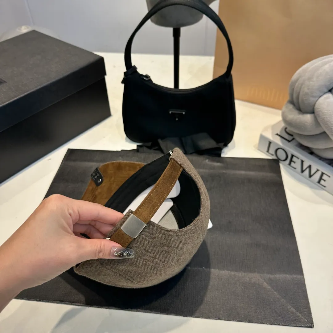P70 DIOR Dior's new popular simple baseball cap 🧢, new model shipped, big brand style is super easy to match, hurry up and get it!