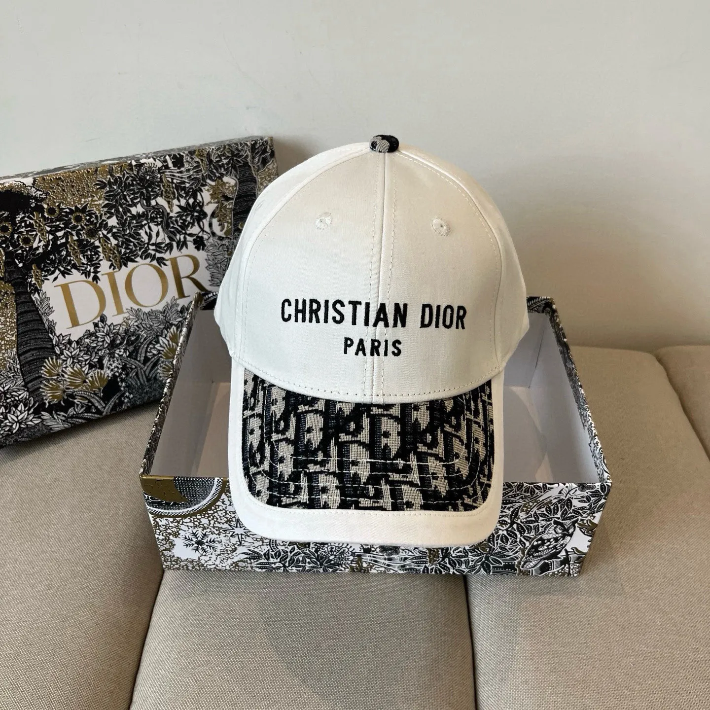 P60 [DIOR Dior] new popular simple baseball cap 🧢, new model shipped, big brand style is super easy to match, hurry up and get it!