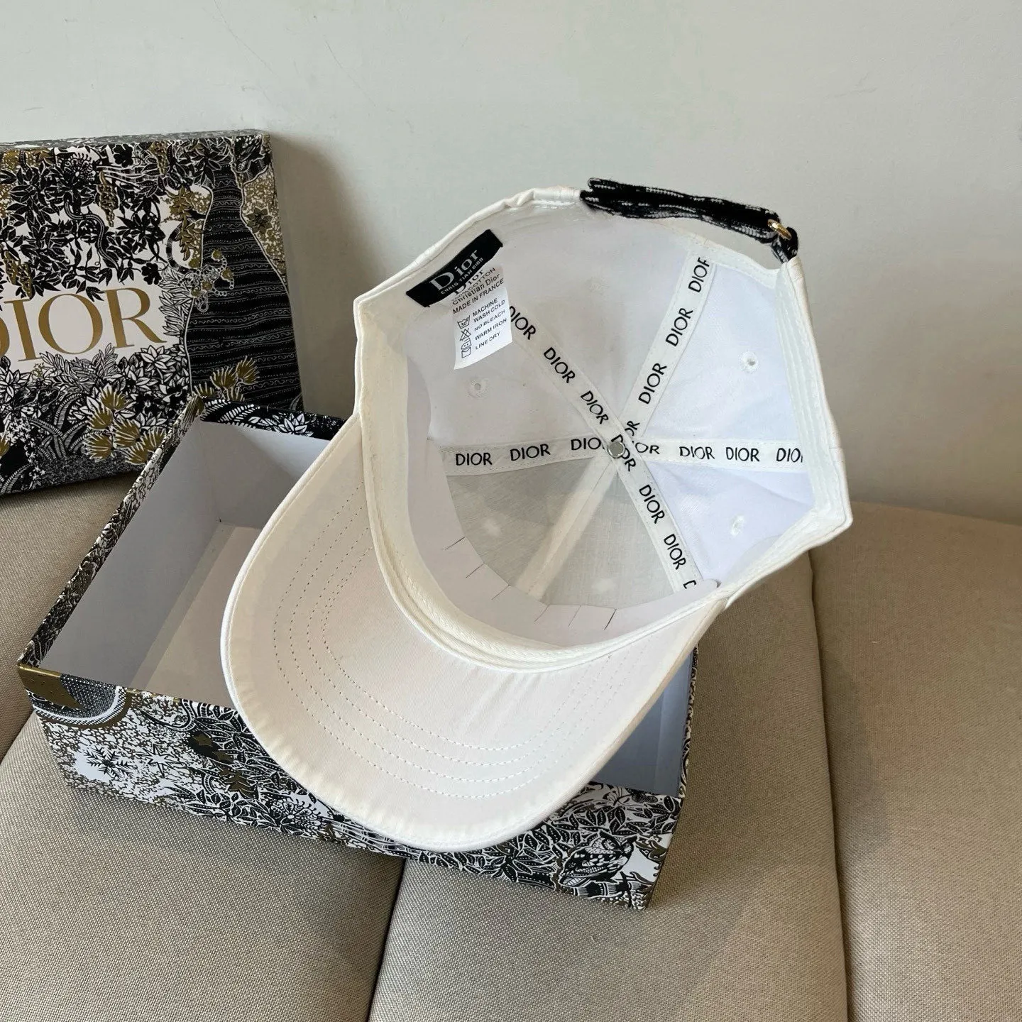 P60 [DIOR Dior] new popular simple baseball cap 🧢, new model shipped, big brand style is super easy to match, hurry up and get it!