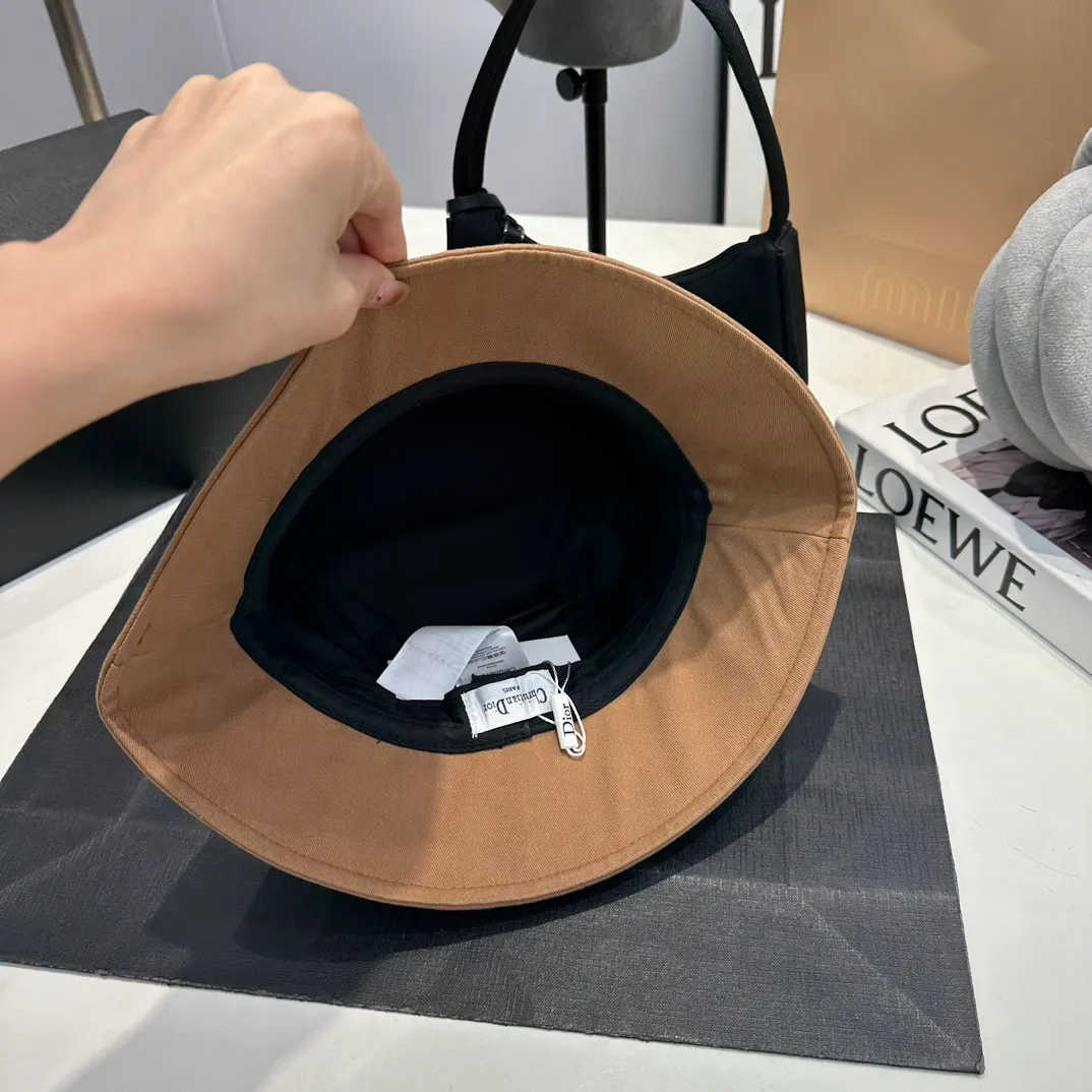P70 Dior Dior's new original fisherman's hat, exquisite and pure, stylish and stylish, cool and fashionable, out of stock at the counter, popular, great quality