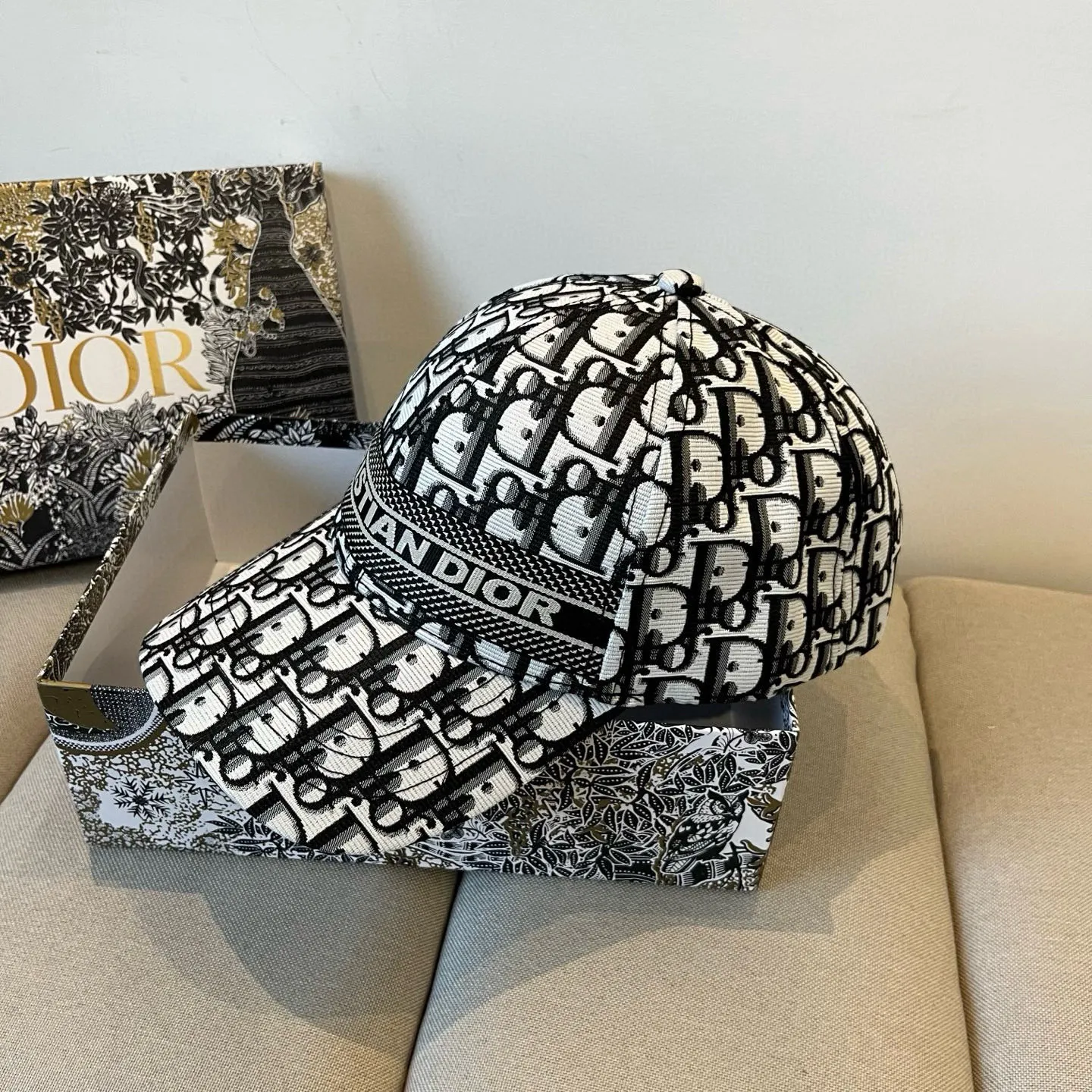 P60 [DIOR Dior] new popular simple baseball cap 🧢, new model shipped, big brand style is super easy to match, hurry up and get it!