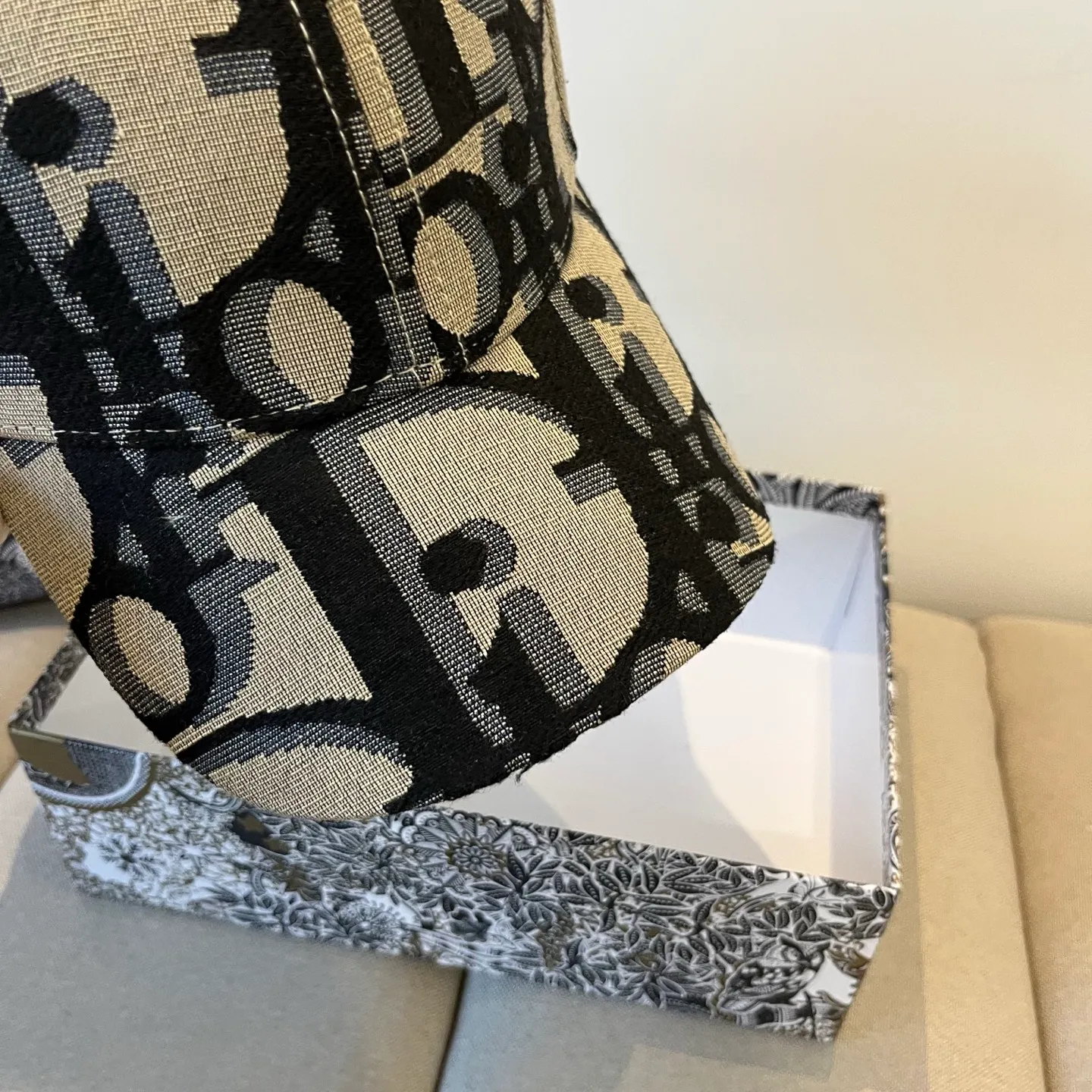 P60 [DIOR Dior] new popular simple baseball cap 🧢, new model shipped, big brand style is super easy to match, hurry up and get it!