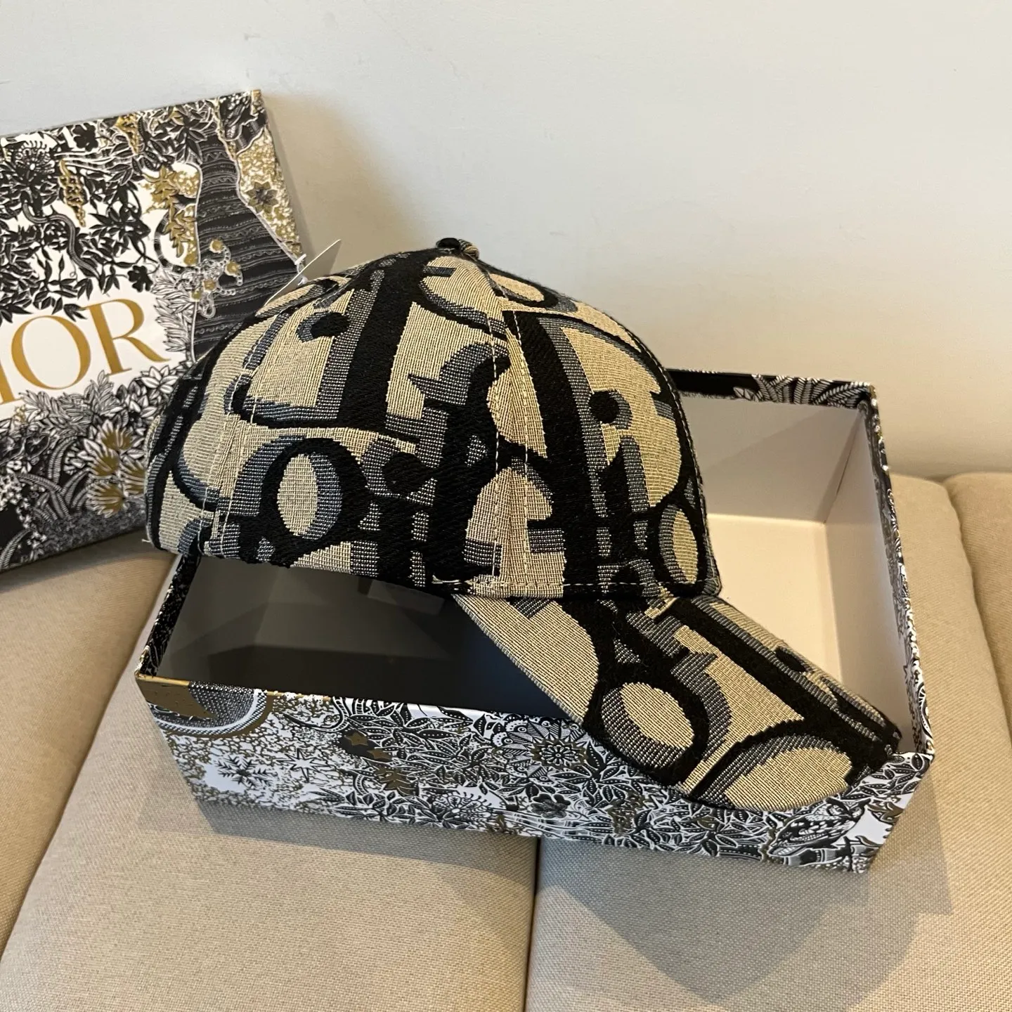 P60 [DIOR Dior] new popular simple baseball cap 🧢, new model shipped, big brand style is super easy to match, hurry up and get it!