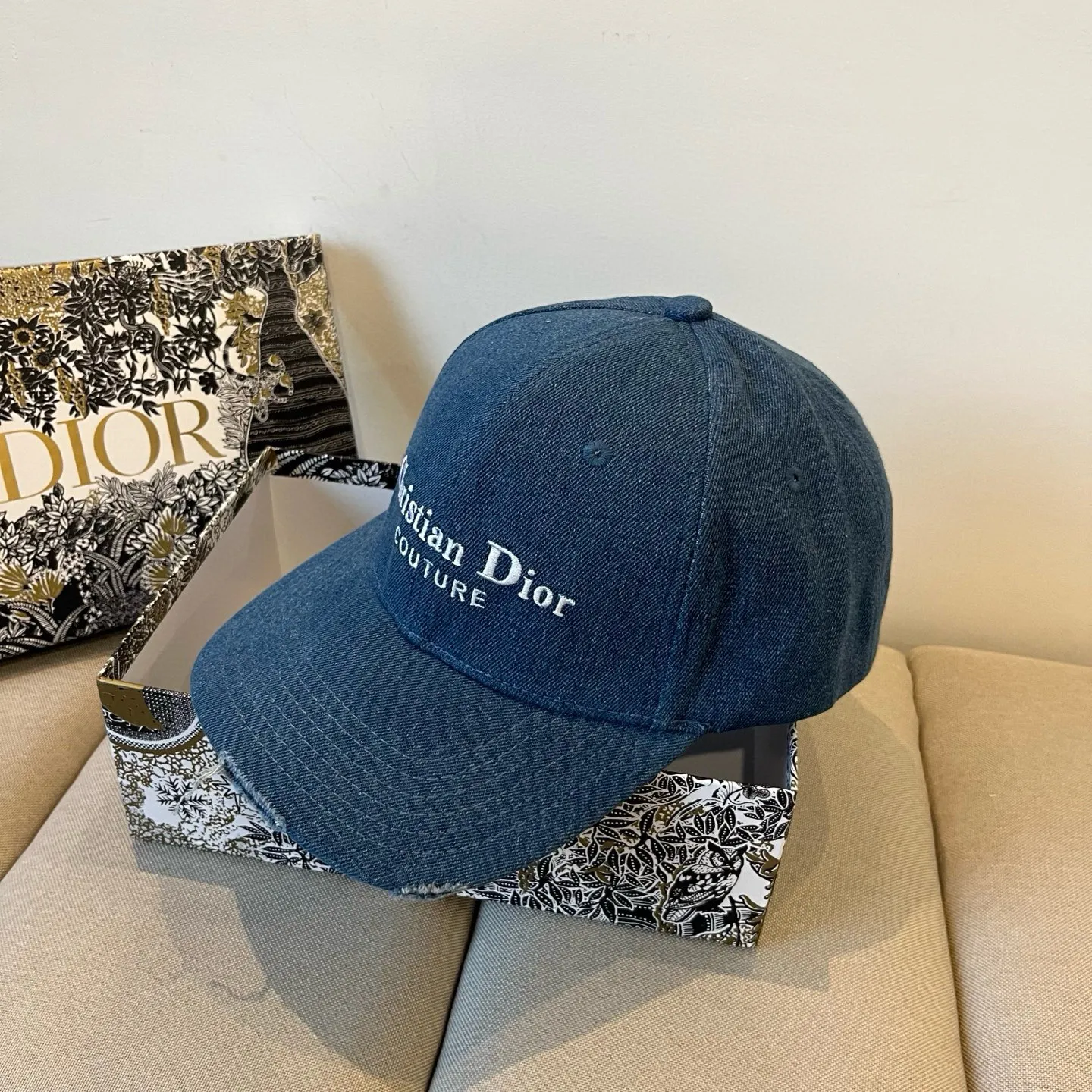 P66 [DIOR Dior] new popular simple baseball cap 🧢, new model shipped, big brand style is super easy to match, hurry up and get it!