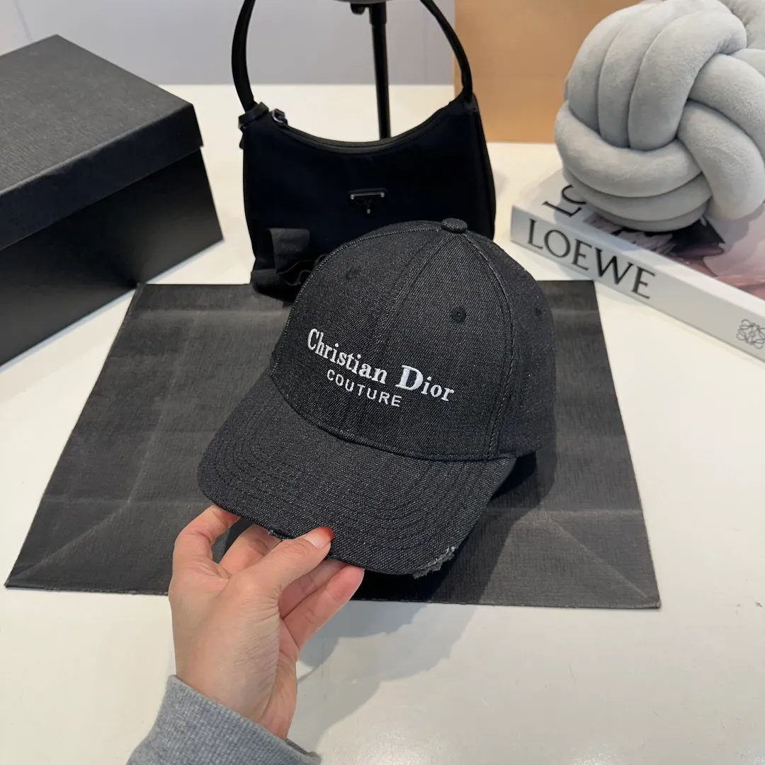 P60 DIOR Dior embroidery Presbyopia D’s baseball cap🧢, super popular