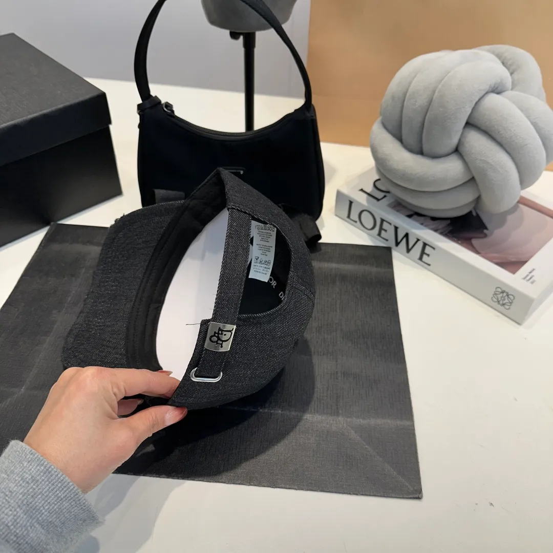 P60 DIOR Dior embroidery Presbyopia D’s baseball cap🧢, super popular