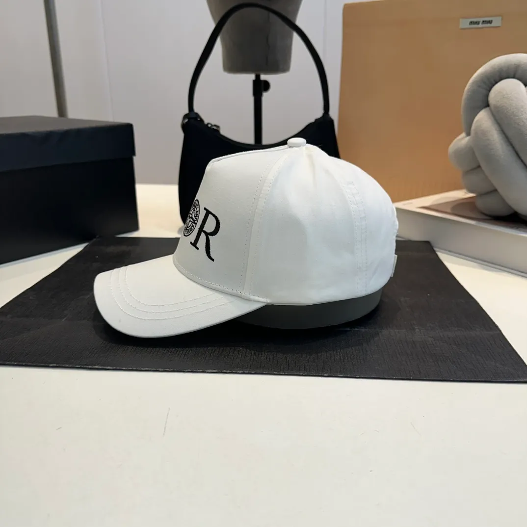 P56 DIOR Dior co-branded new counter synchronously embroidered simple baseball cap, hot style, synchronized with big brands, super easy to match, shipped!