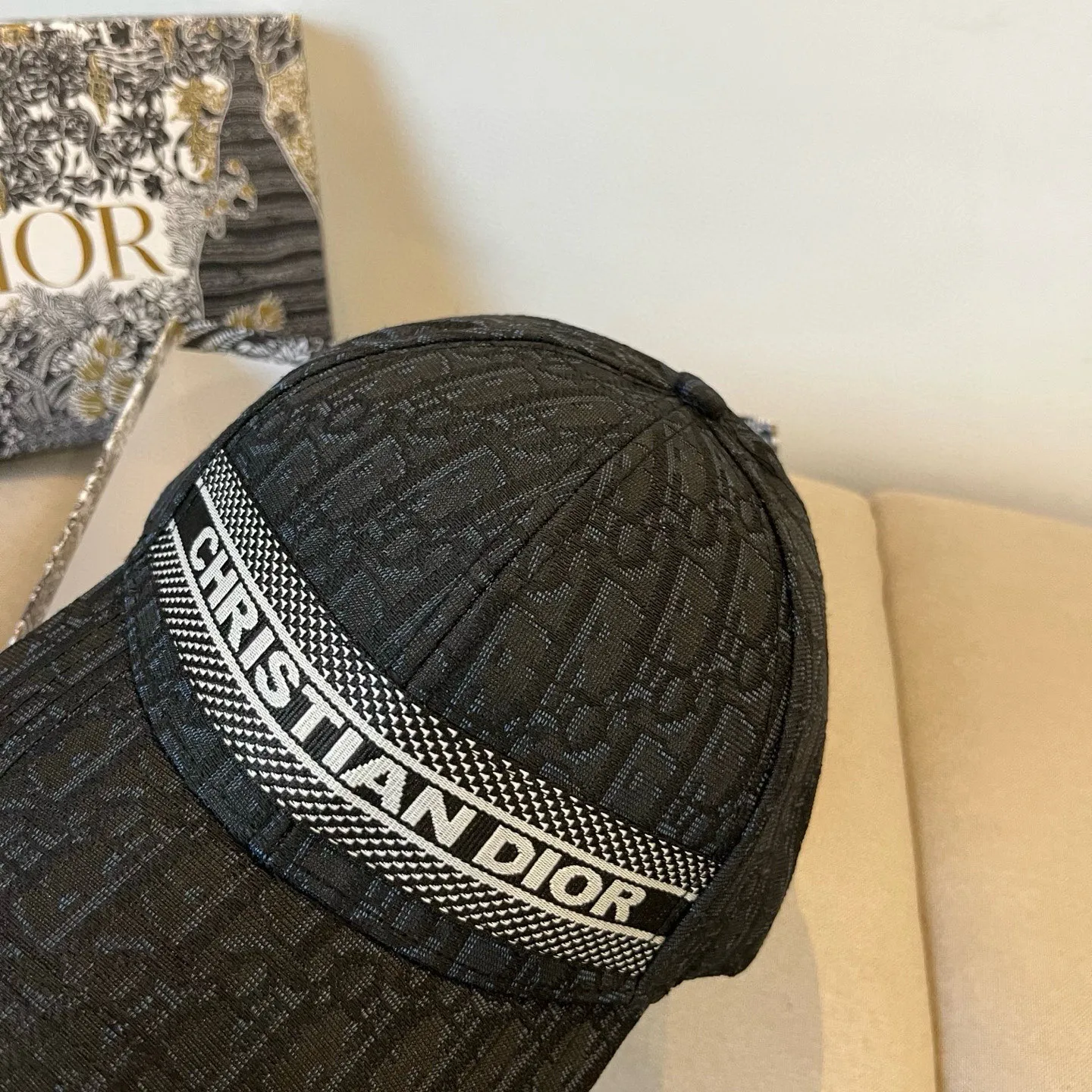 P60 [DIOR Dior] new popular simple baseball cap 🧢, new model shipped, big brand style is super easy to match, hurry up and get it!