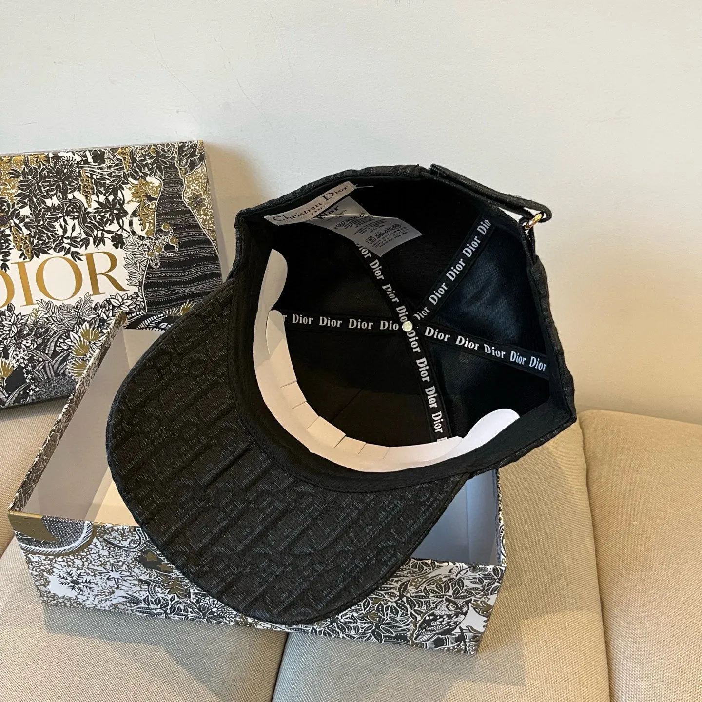 P60 [DIOR Dior] new popular simple baseball cap 🧢, new model shipped, big brand style is super easy to match, hurry up and get it!
