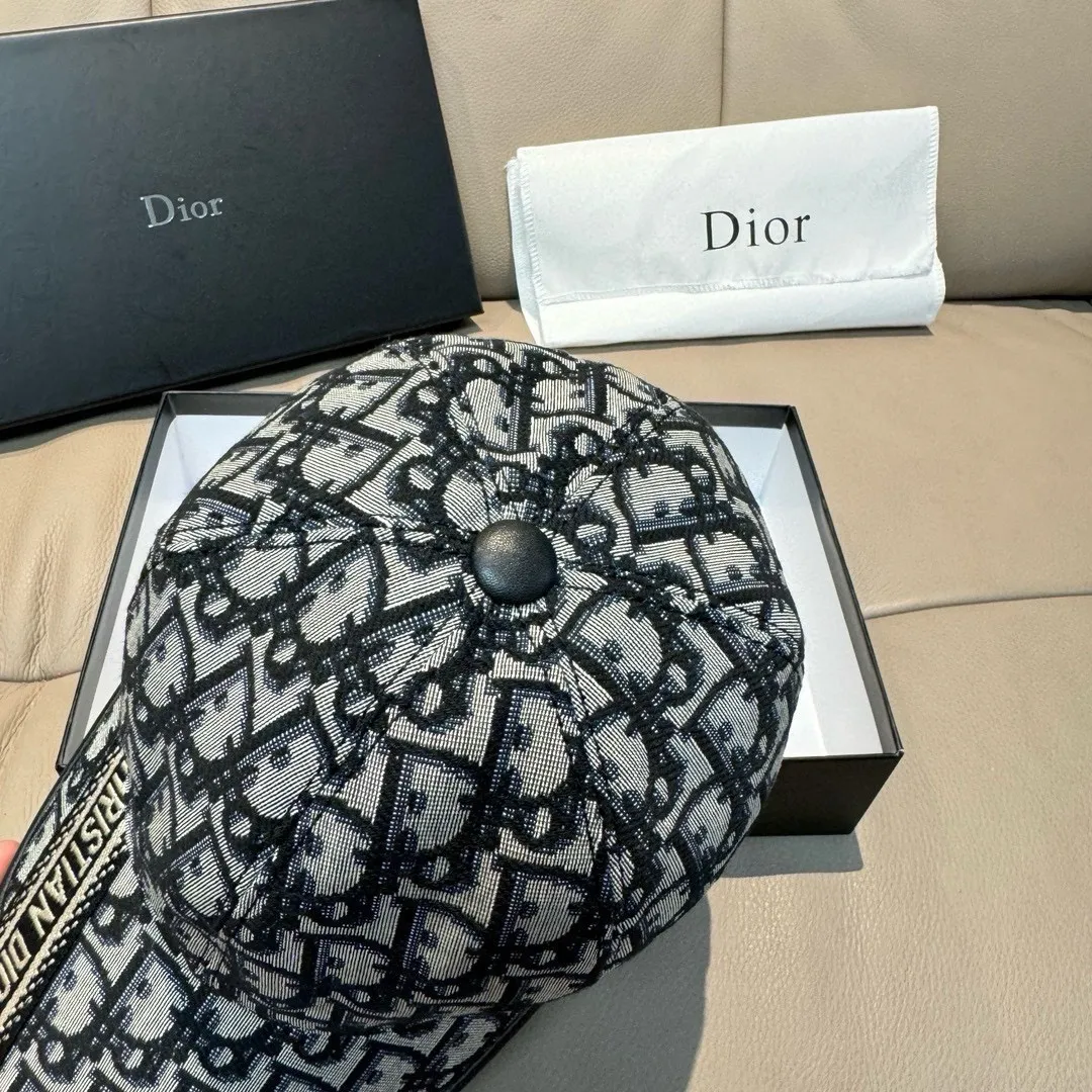 p90, Dior's new original baseball cap, Dior presbyopia, full of retro charm, popular out of stock at counters, 1:1 mold customization, original canvas fabric + first-layer cowhide, pure cotton lining, light and breathable! The quality is great, the basic head circumference is 56cm, and the patch is adjustable.