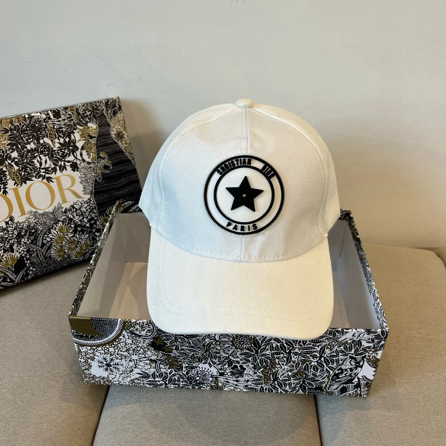 P66 [DIOR Dior] new popular simple baseball cap 🧢, new model shipped, big brand style is super easy to match, hurry up and get it!