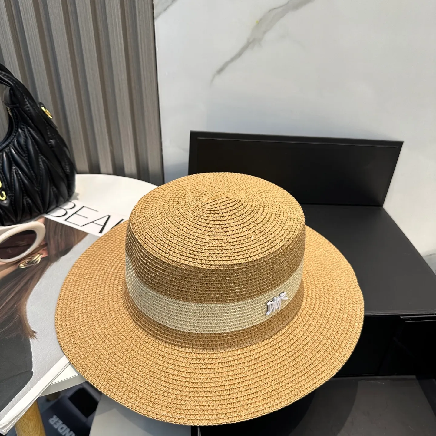 P70 Dior2025 new straw hat, advanced customization, lady style, attention to detail, sun protection and UV protection in summer, a must-have for travel, versatile and good-looking