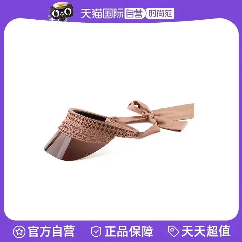 P380 💰DIOR new style | classic remodeling, elegance reborn 1. **Iconic cannage pattern element** Continuing Dior’s most representative cannage pattern, the hat body uses three-dimensional embossing technology to present the classic texture, low-key interpretation of the brand gene, and highlighting the modern style of Parisian women. 2. **Innovative detachable ribbon design** The edge of the hat brim is decorated with a lightweight ribbon (which can be freely detached), giving it multiple styles - the ribbon is tied to show elegance, and when removed, it adds a neat and modern feel, meeting the needs of different occasions. 3. **Comfortable fit structure** It adopts a three-piece cutting process and adds memory foam padding on the inside, which is light and fits the head shape. It is comfortable and pressure-free when worn for a long time, taking into account both fashion and practicality. 4. **Functional hat brim upgrade** Inspired by the hat brim design of the Dior series, the slightly widened arc not only modifies the face shape, but also effectively blocks the sun, creating a perfect balance between practicality and artistry. **New series, continuing French elegance** Dior's new style reshapes classics with ingenious craftsmanship, combining the brand's iconic elements with modern functionality to provide urban women with daily choices that combine aesthetics and comfort.
